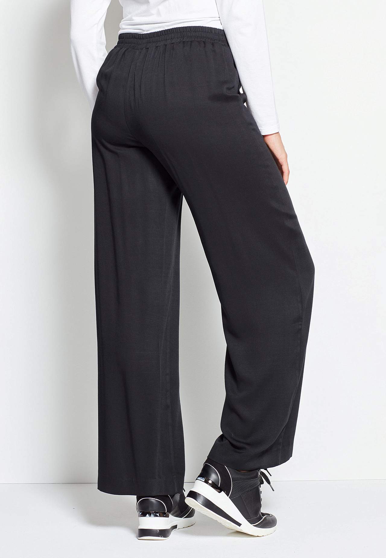 Wide leg trousers