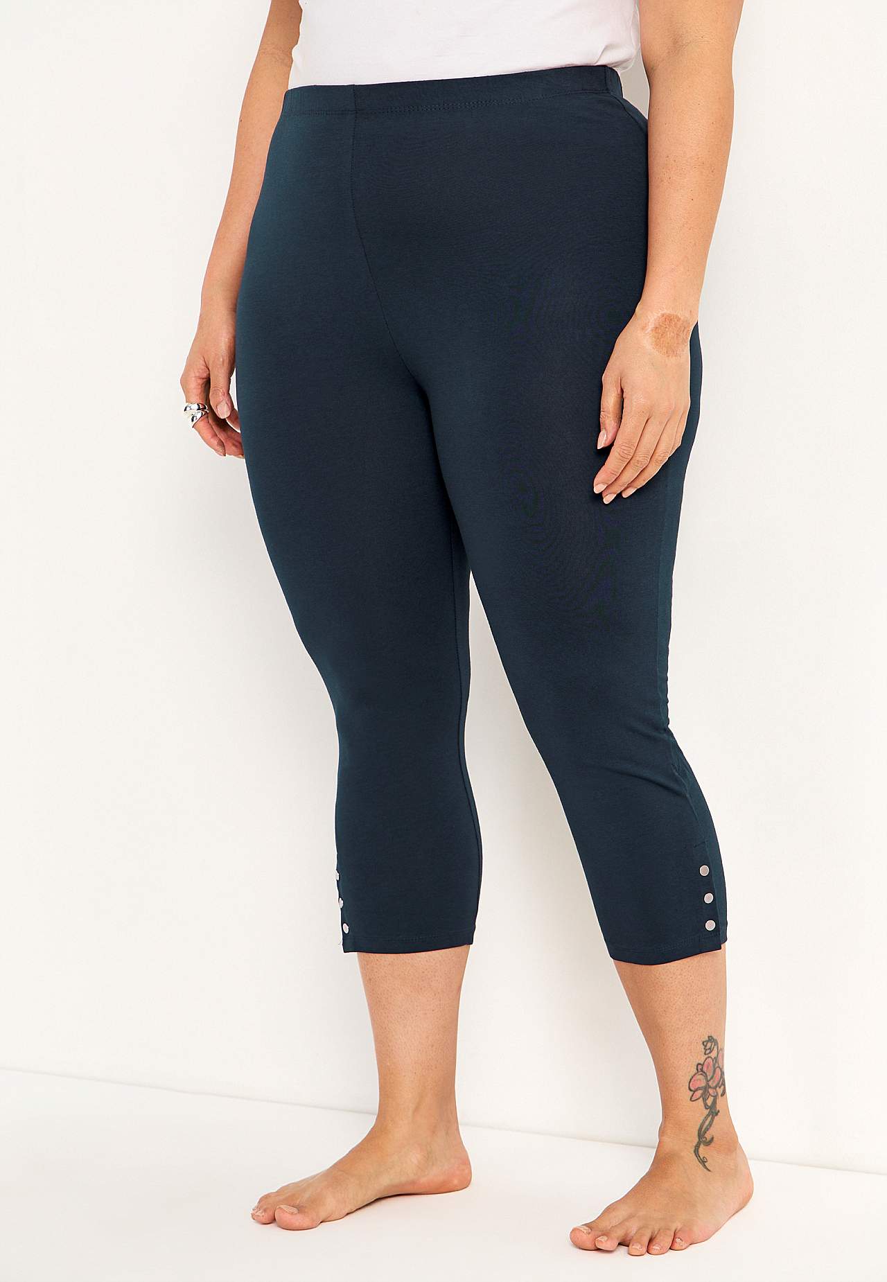 Capri leggings with nice button details Milly 2-pack