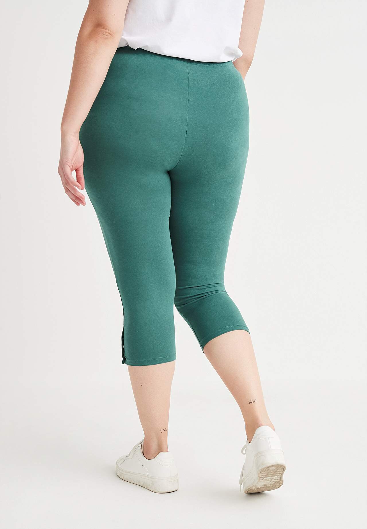 Capri leggings with nice button details Milly 2-pack
