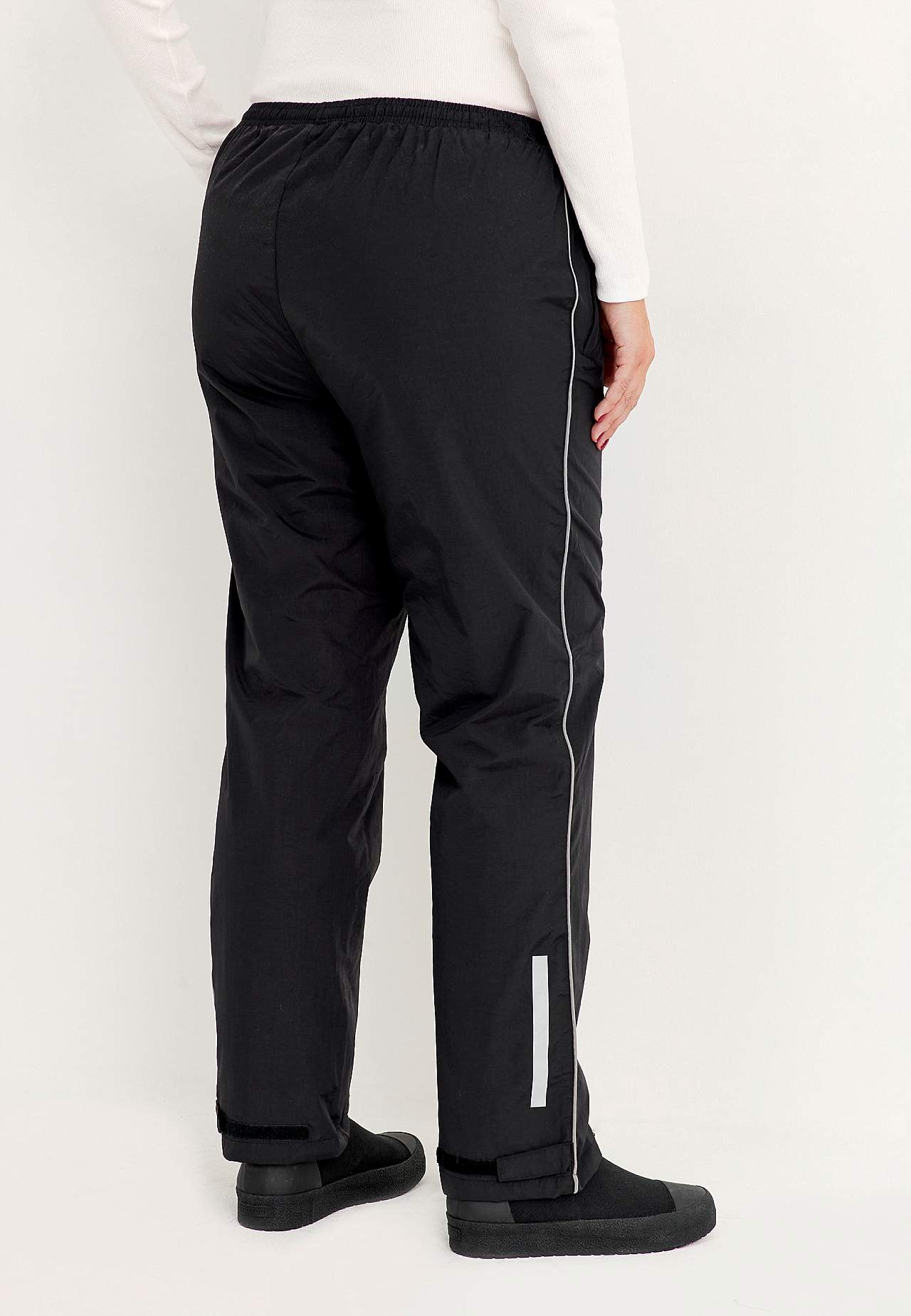 Wind pants with reflective details