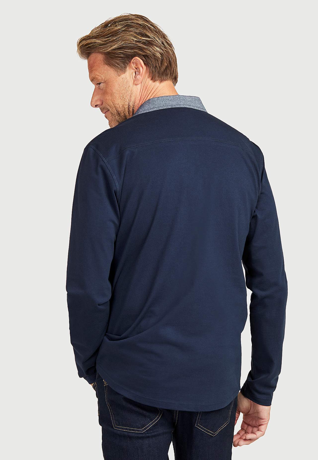 Comfortable long-sleeved jumper with collar