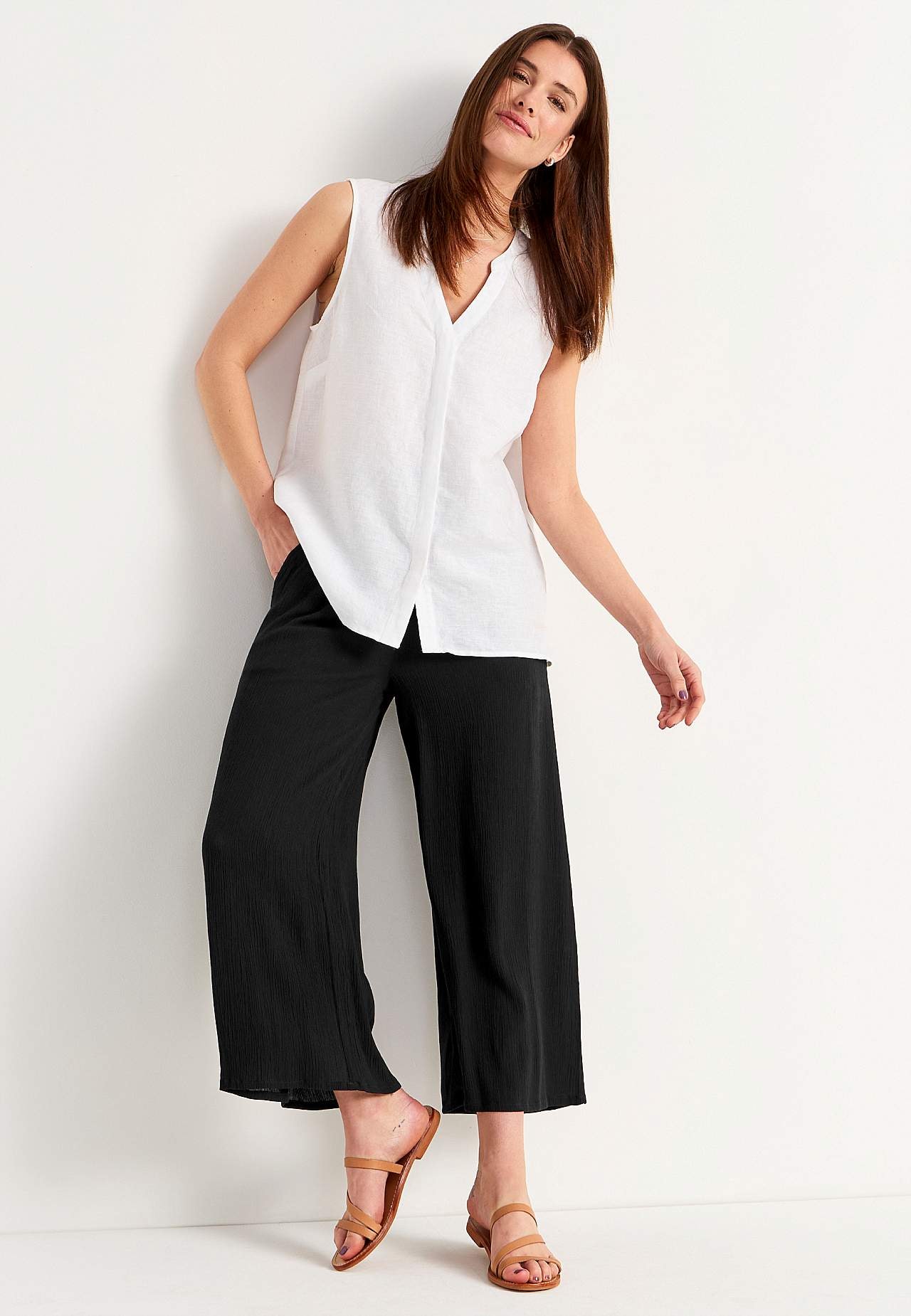 Linen Premium blouse with sleeveless design