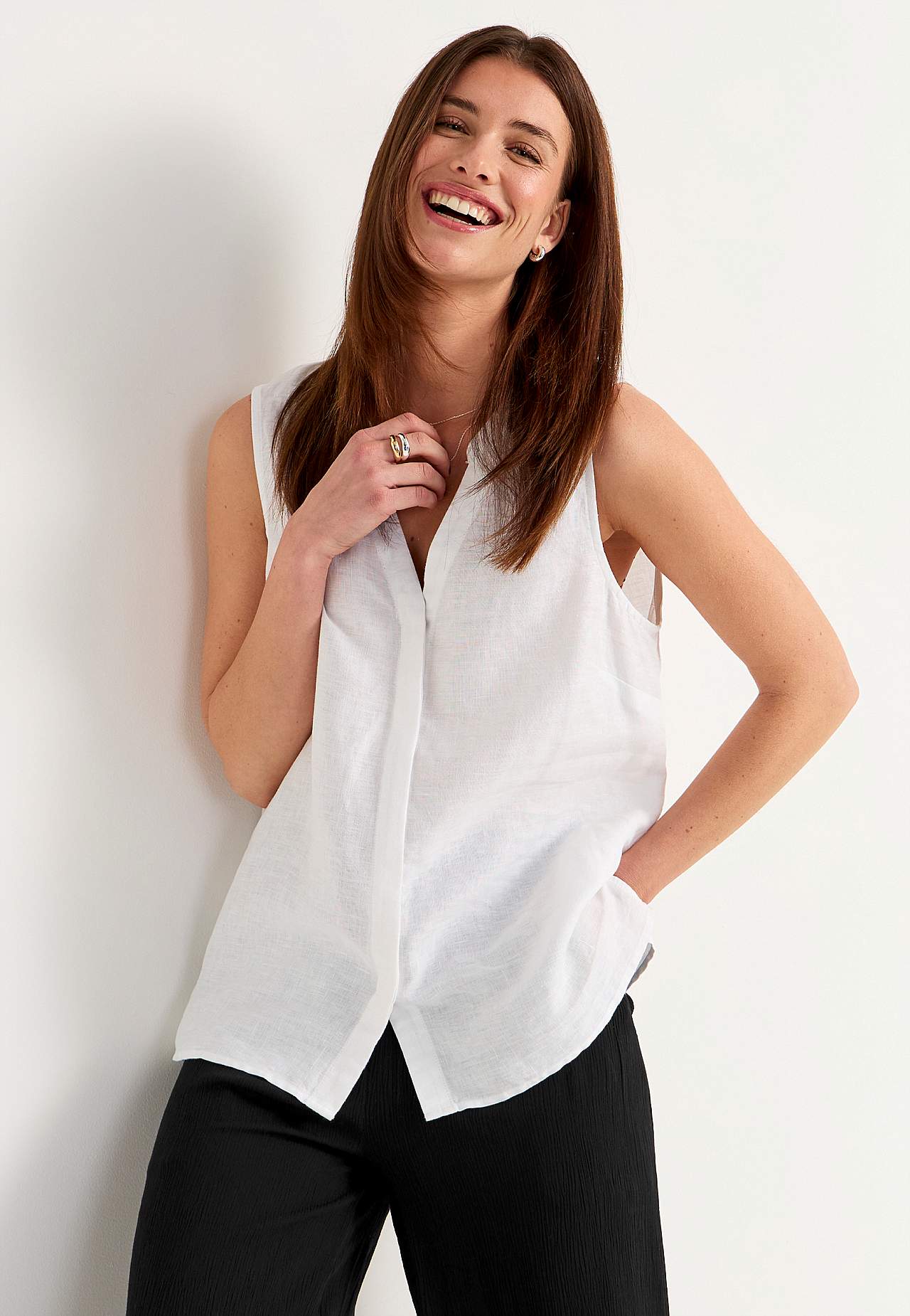 Linen Premium blouse with sleeveless design