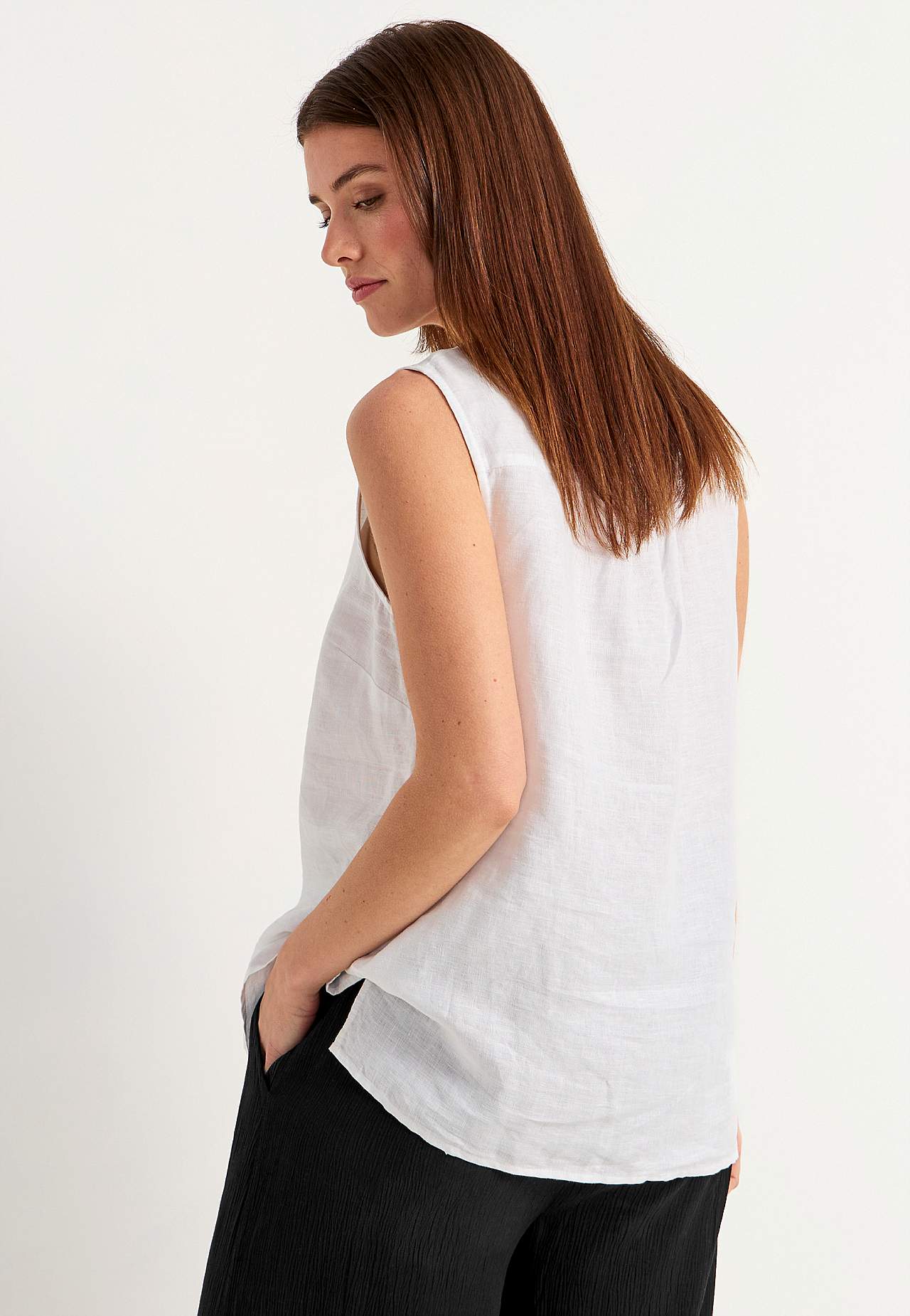 Linen Premium blouse with sleeveless design