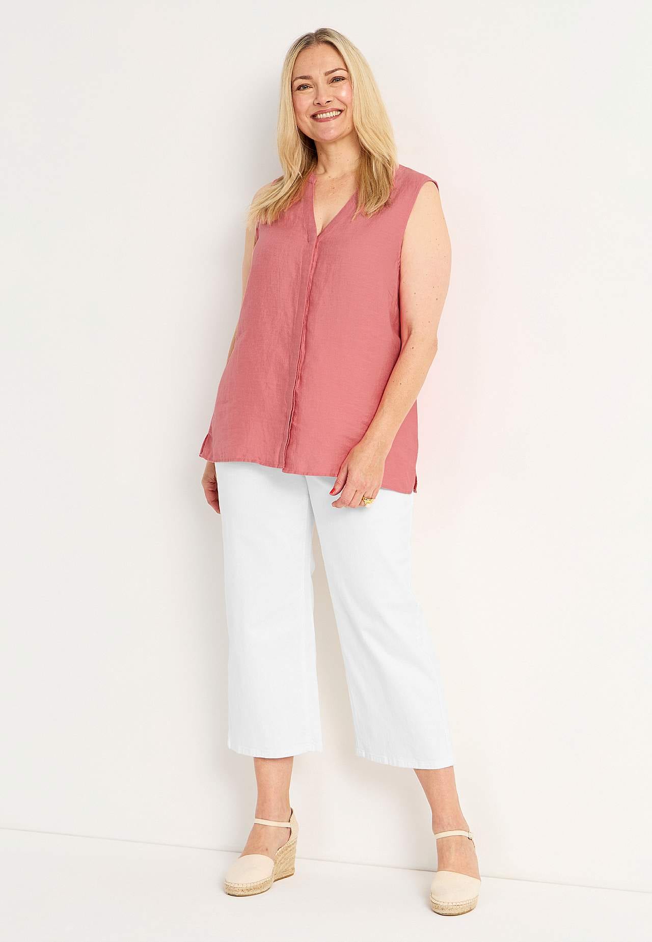 Linen Premium blouse with sleeveless design