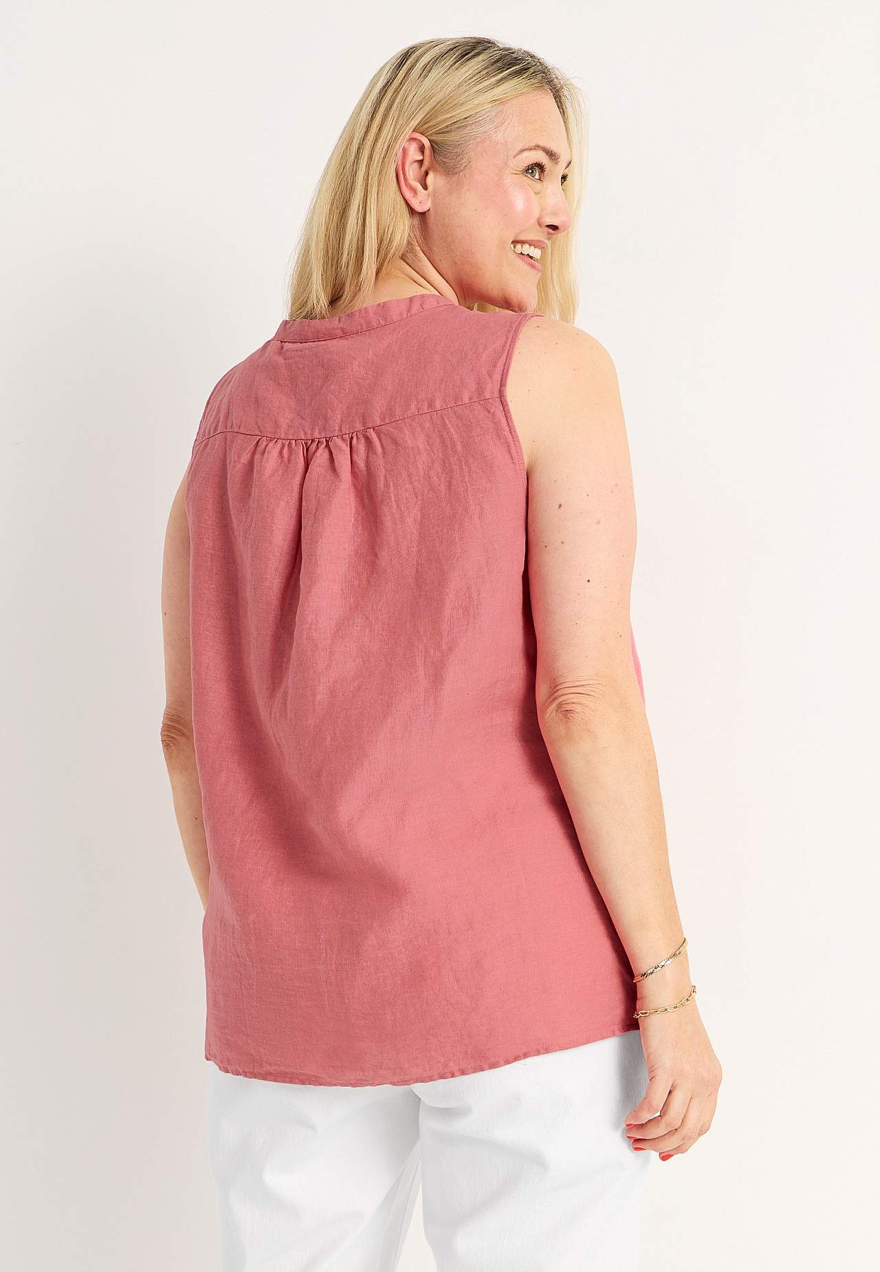 Linen Premium blouse with sleeveless design