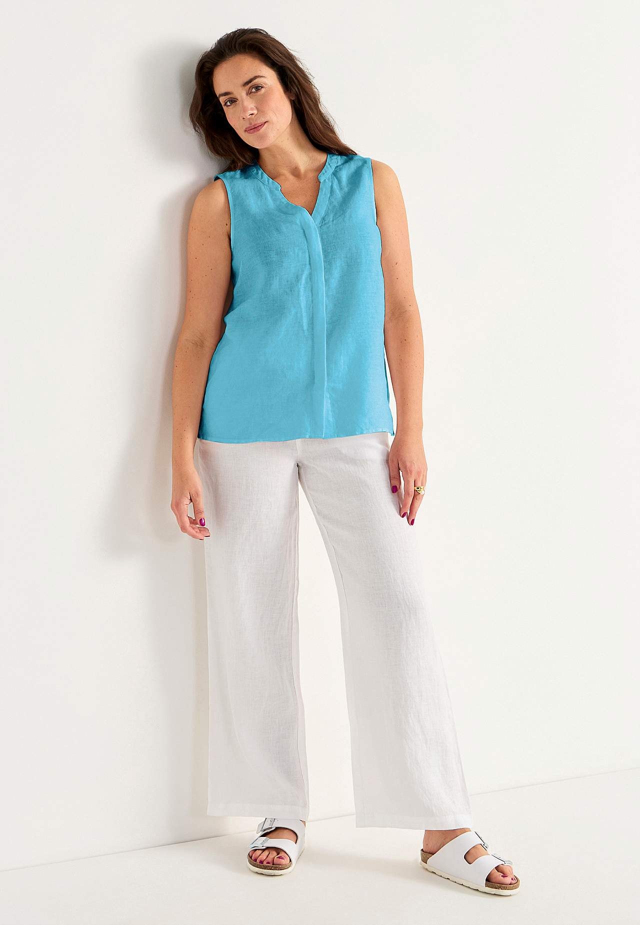 Linen Premium blouse with sleeveless design
