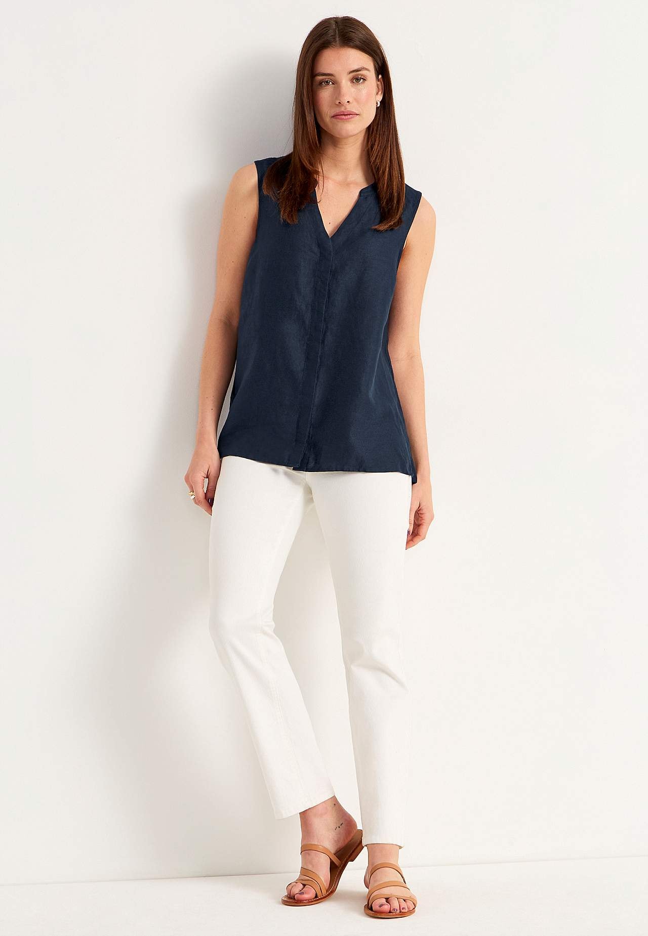 Linen Premium blouse with sleeveless design
