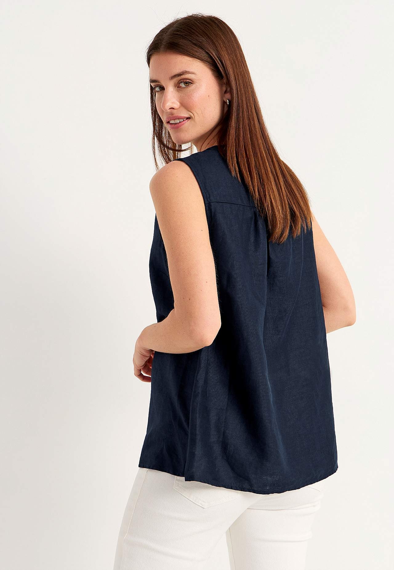 Linen Premium blouse with sleeveless design