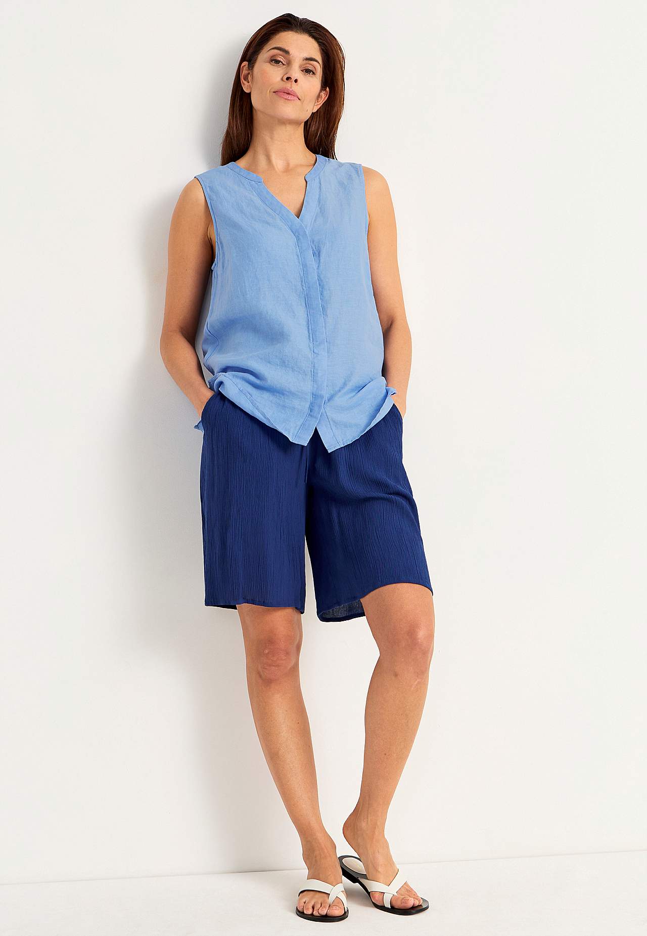 Linen Premium blouse with sleeveless design