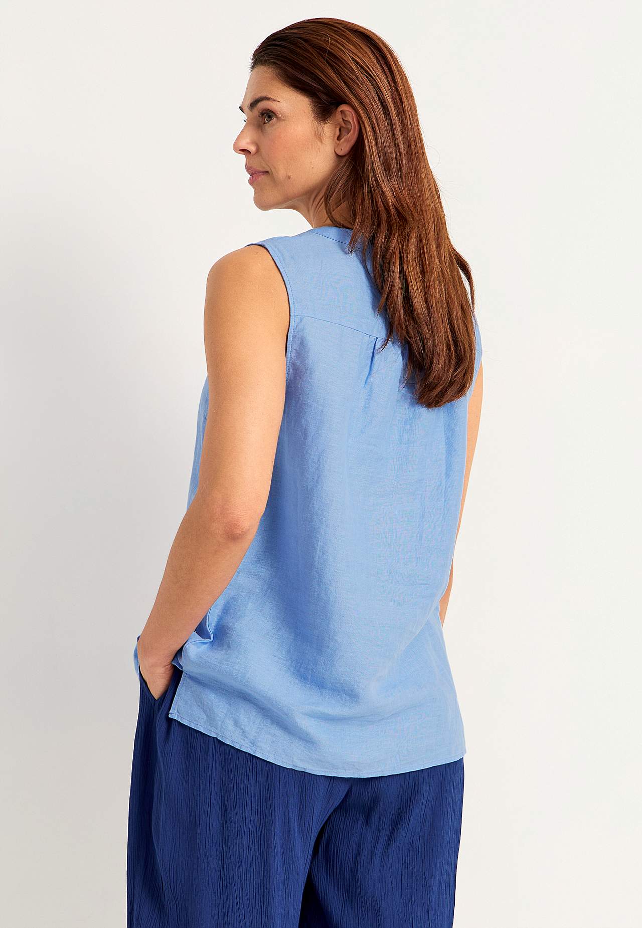 Linen Premium blouse with sleeveless design