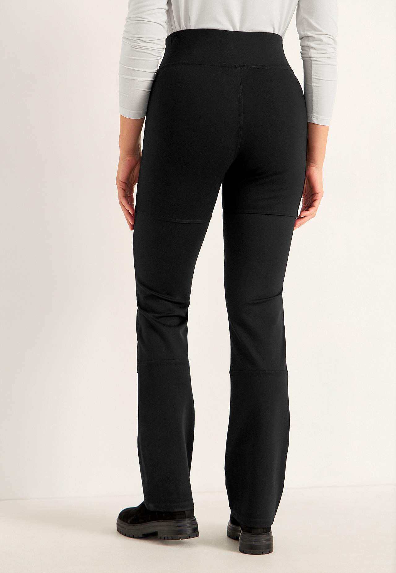 Leisure trousers with straight leg