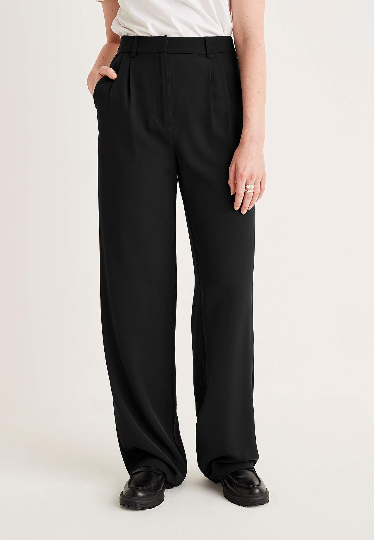 Stylish trousers with wide legs Amanda