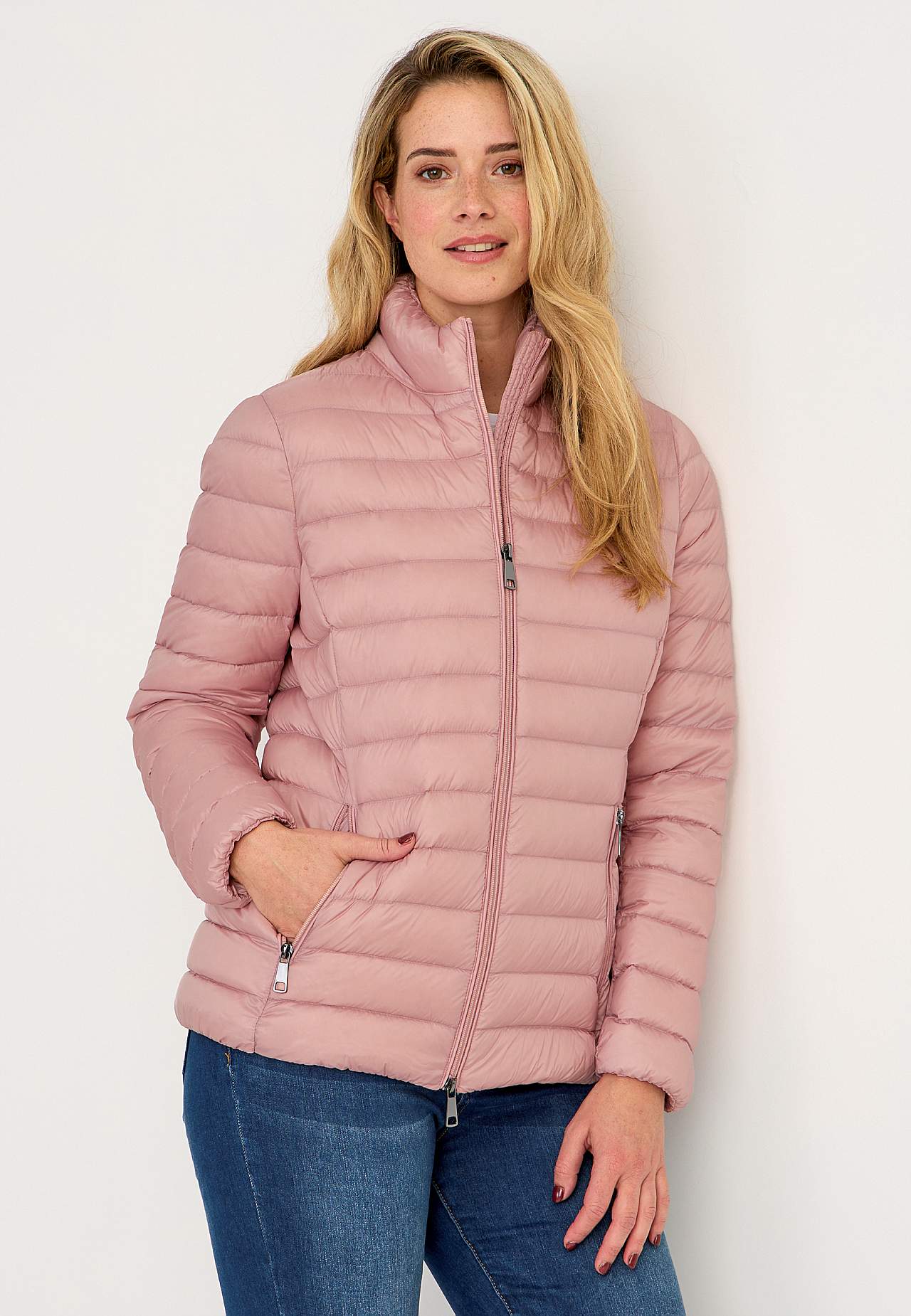 Lightweight jacket in down