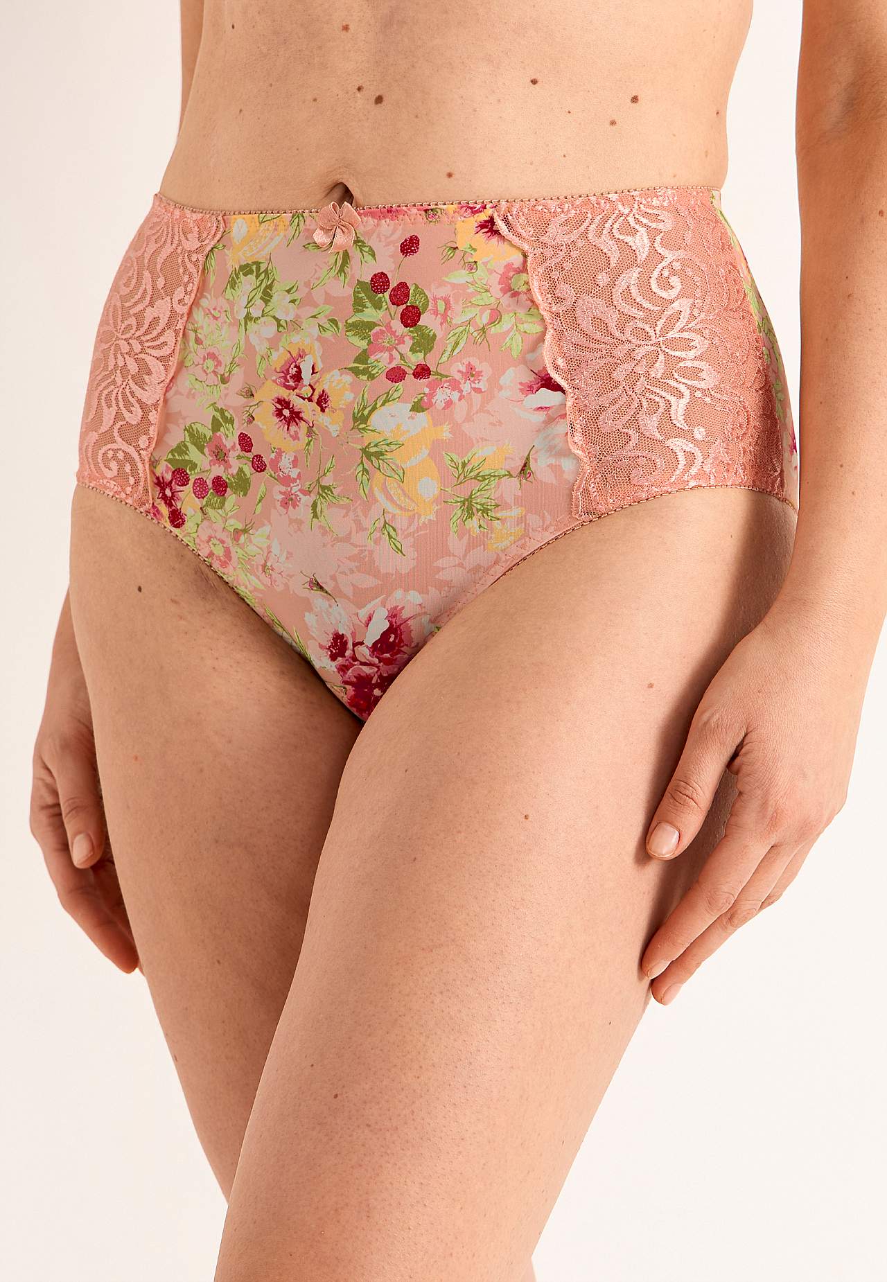Maxi briefs with lace at the sides Mia/Sandra