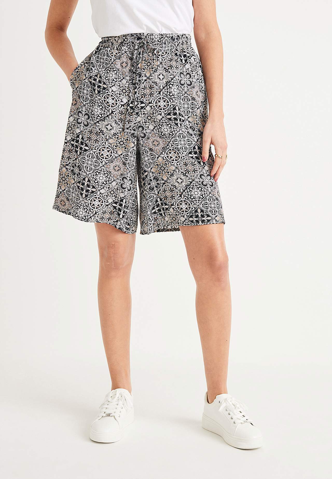 Shorts in crepe quality