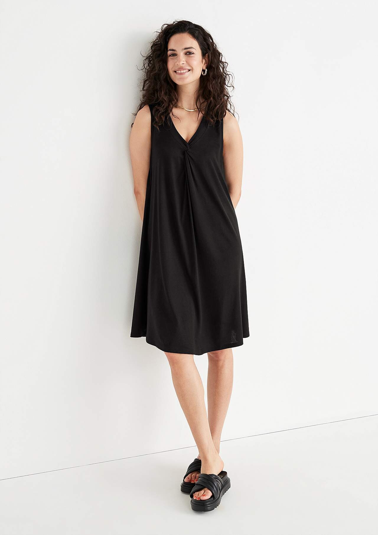 V-neck, sleeveless jersey dress