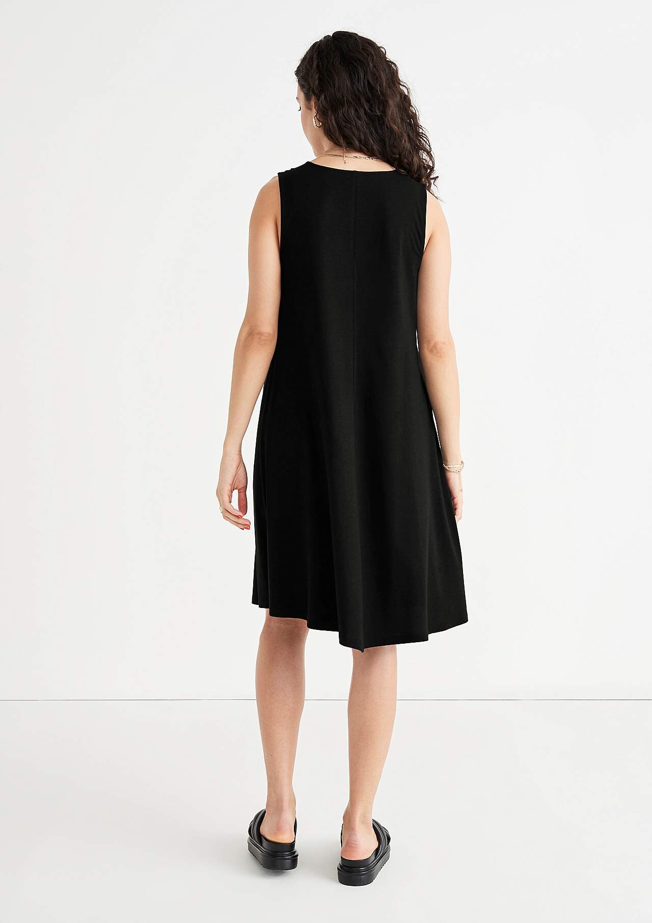 V-neck, sleeveless jersey dress