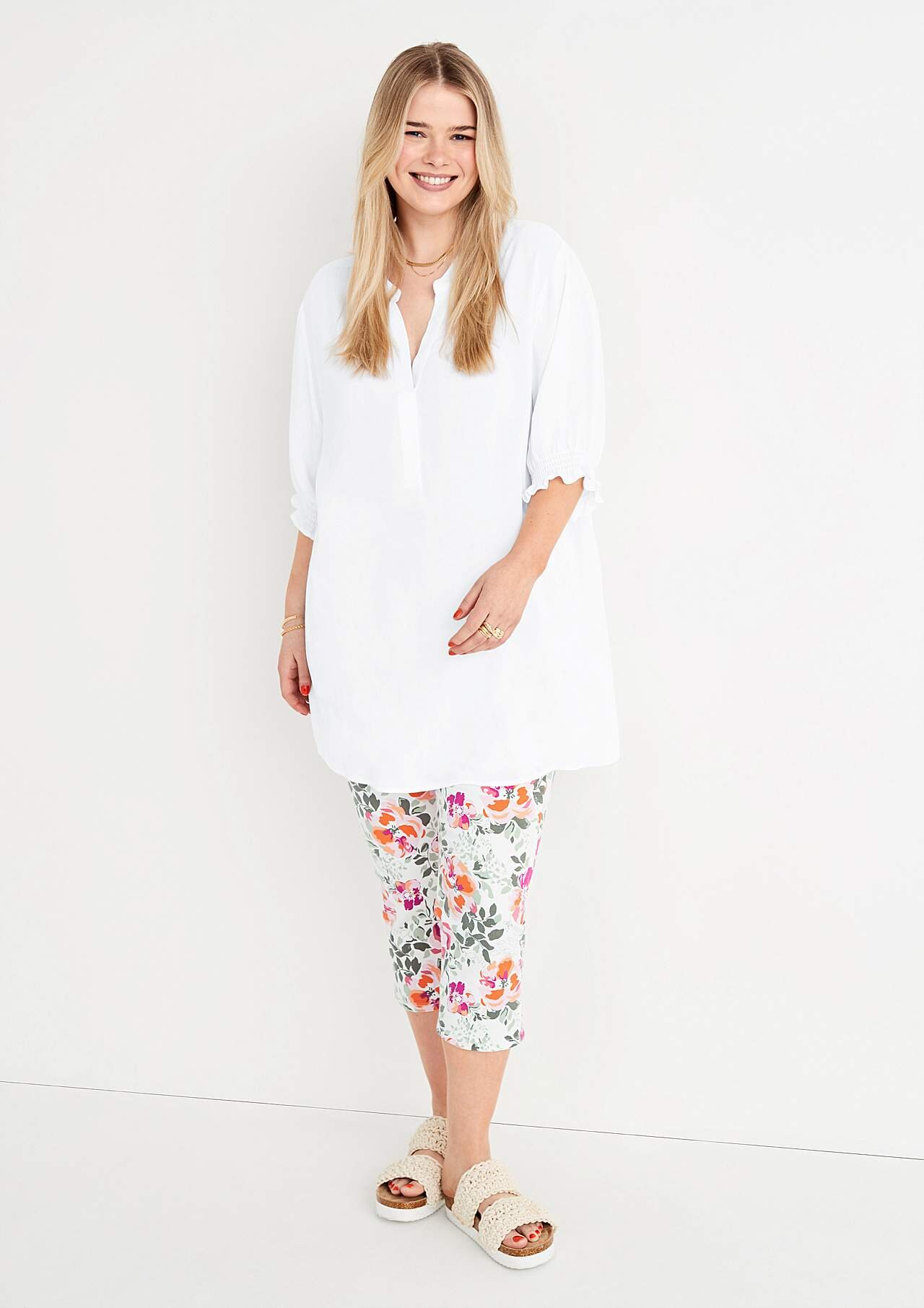 Capri trousers with a flower pattern