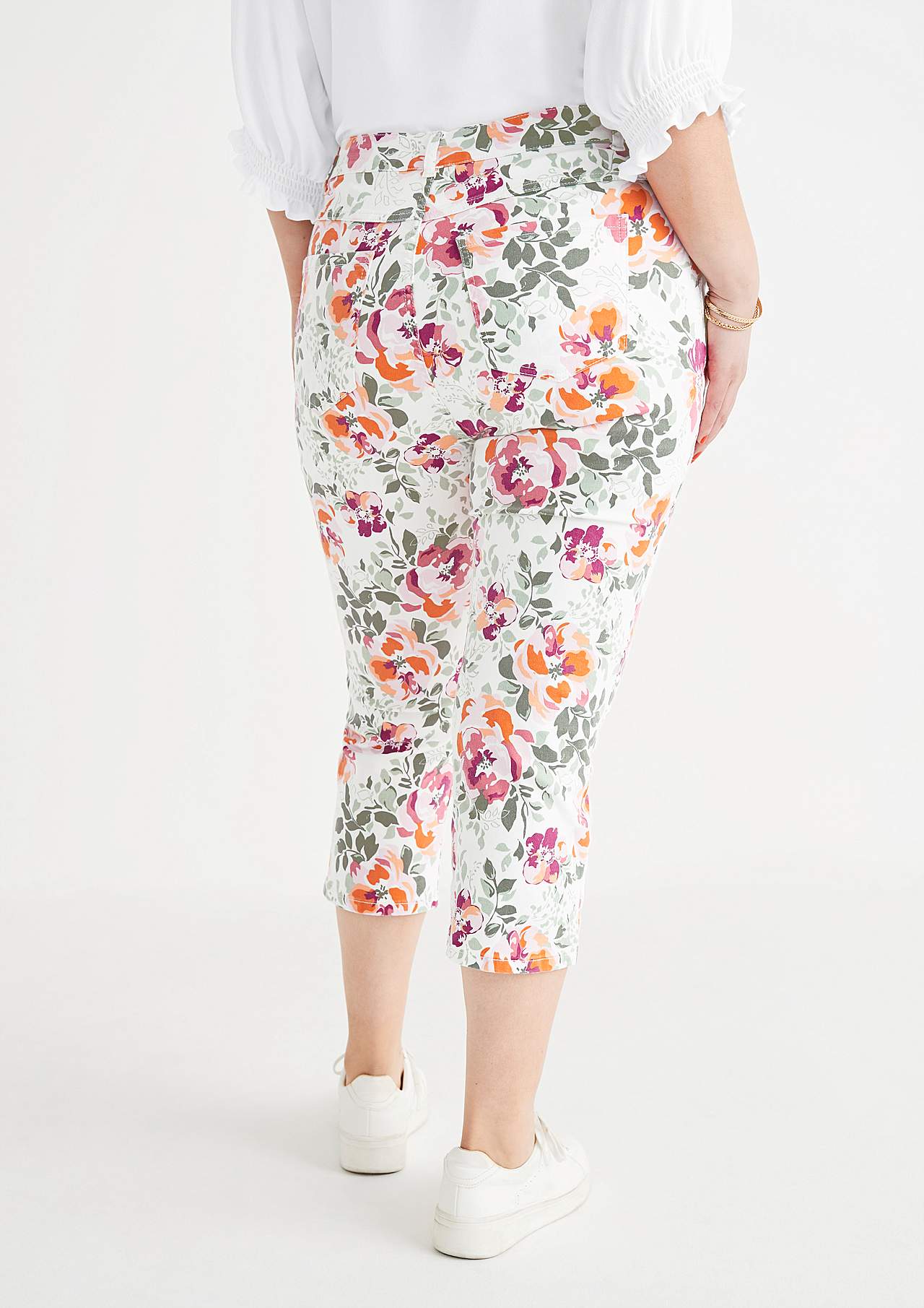 Capri trousers with a flower pattern