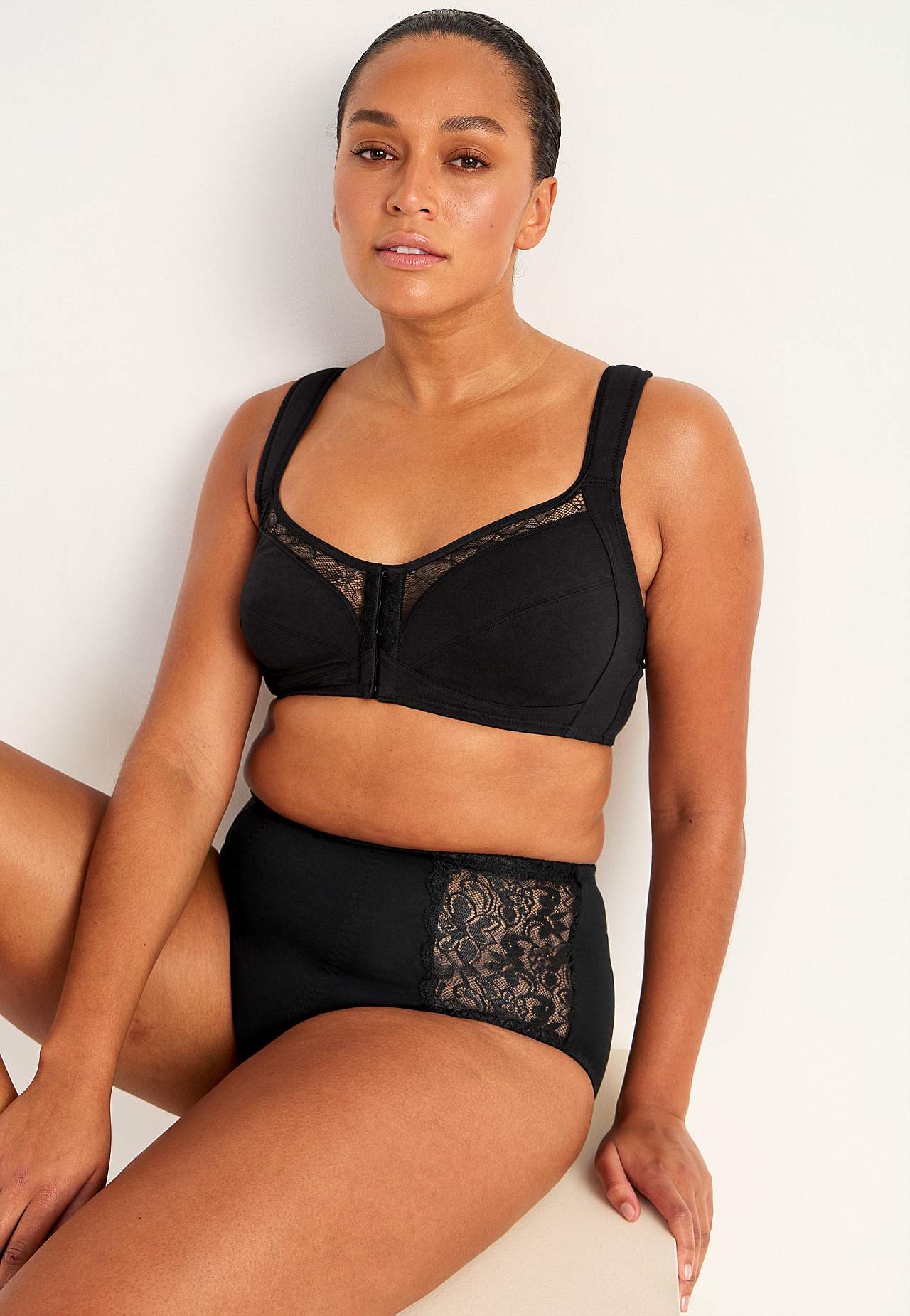Front-closing soft bra