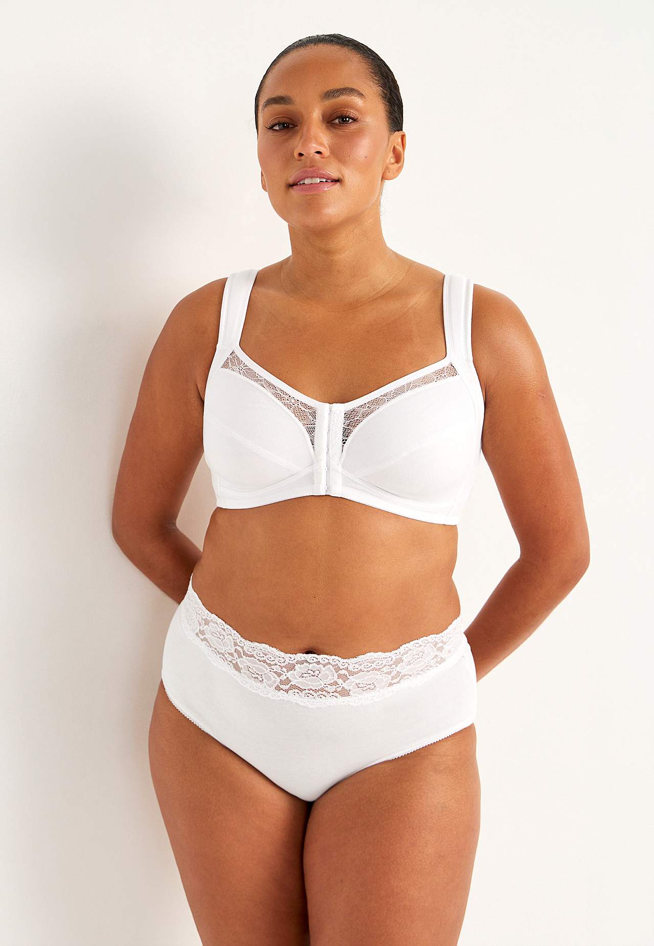 Front-closing soft bra