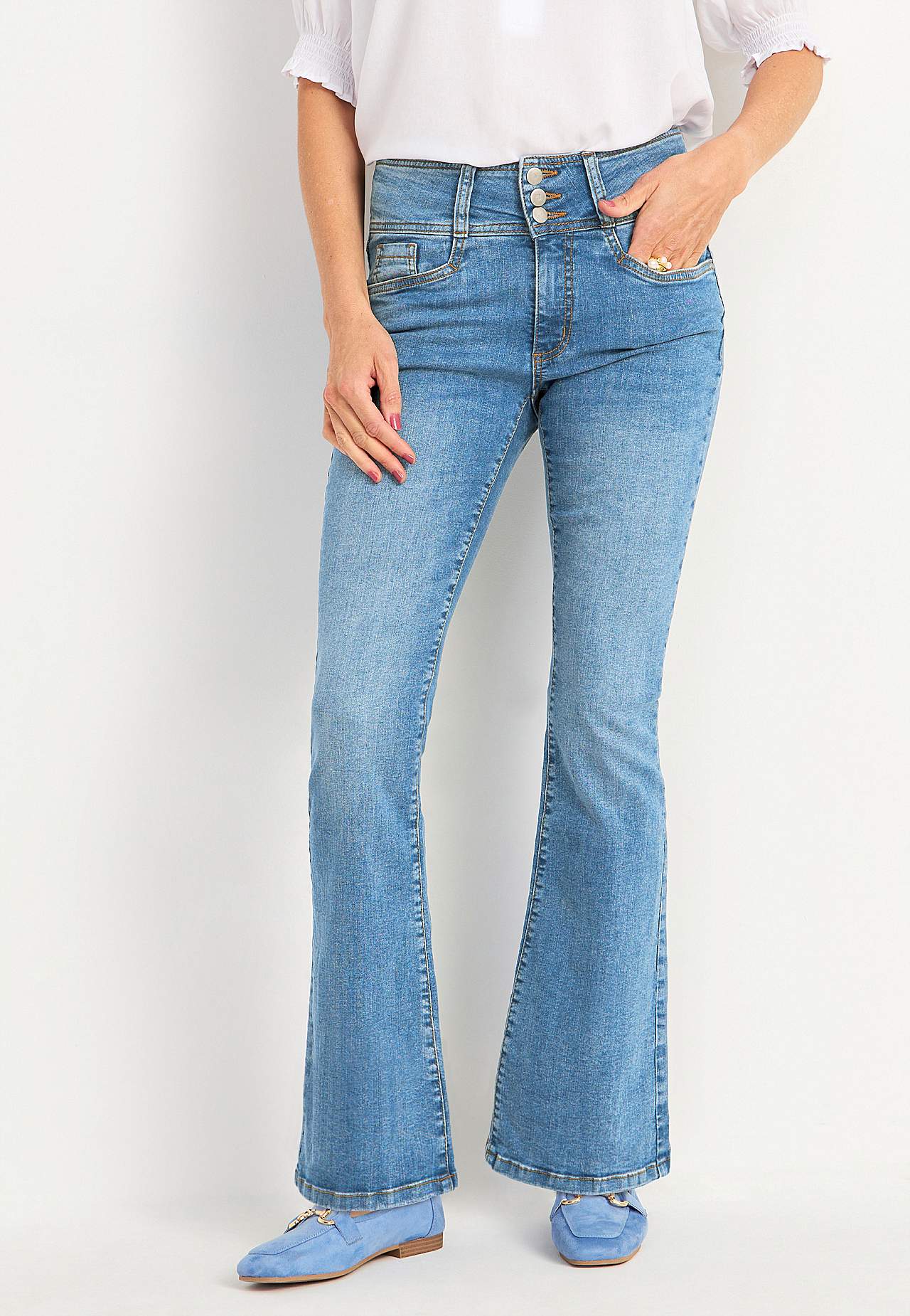Boot cut jeans with high waist