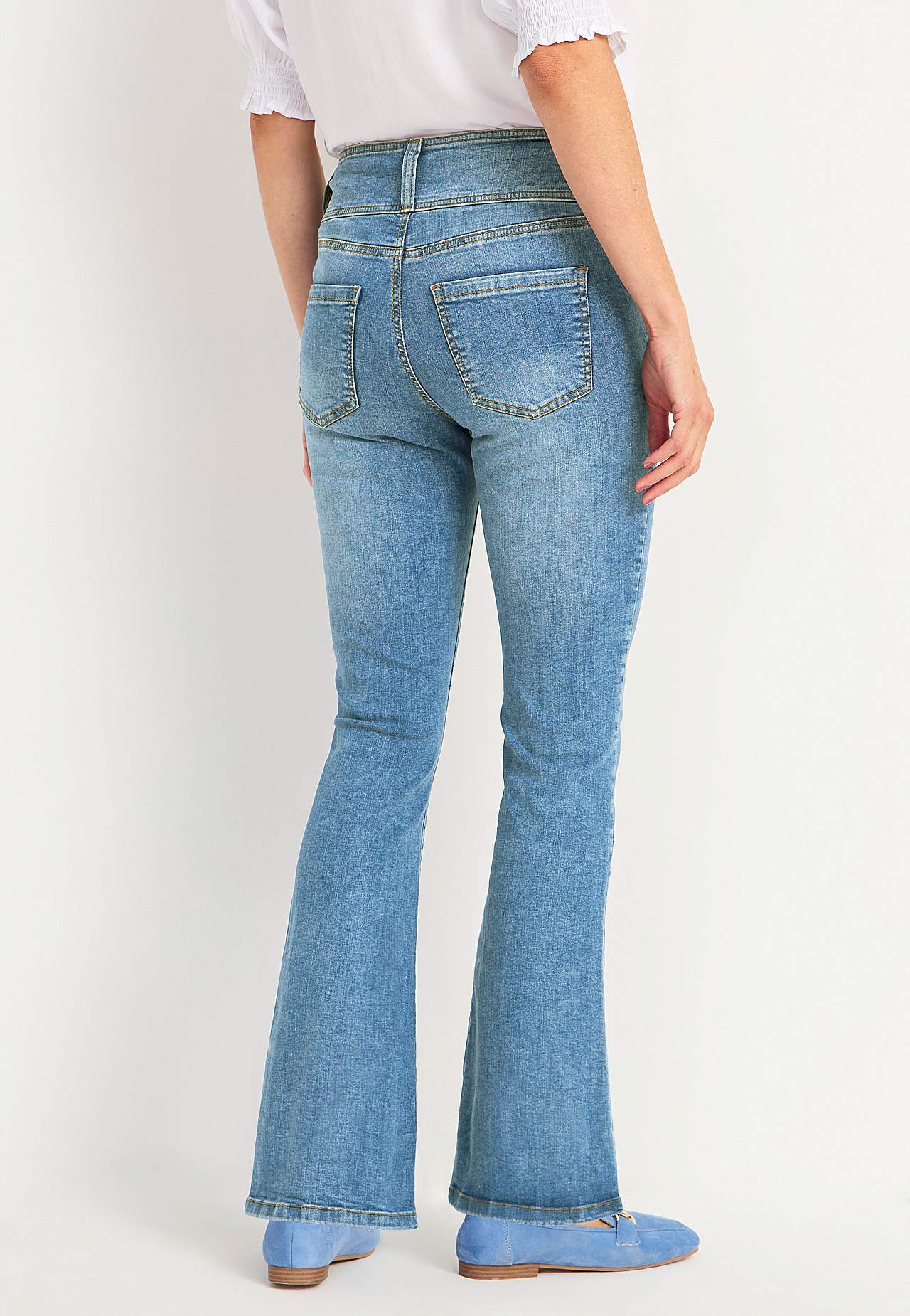Boot cut jeans with high waist