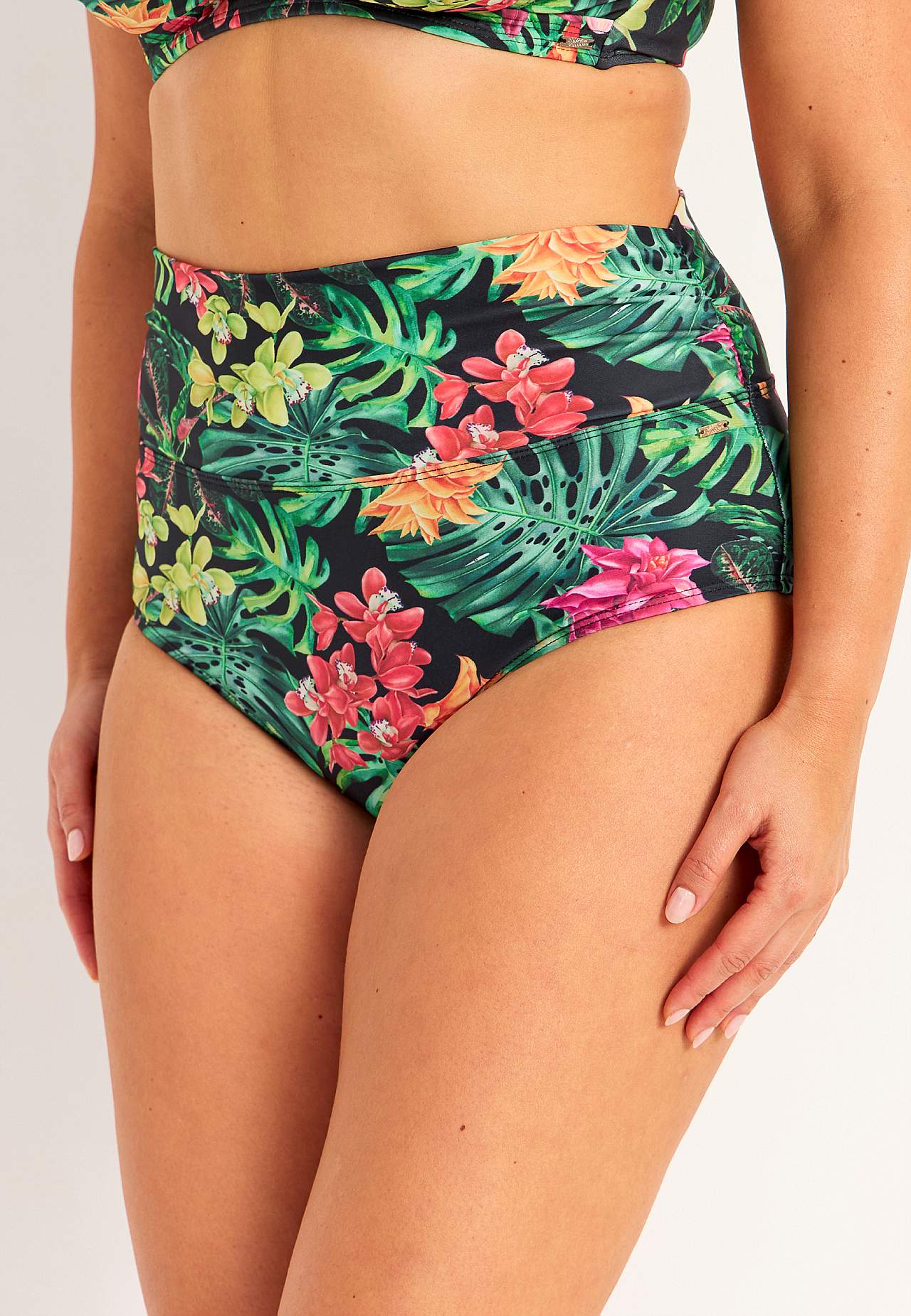 Bikini panty with foldable edge at the waist