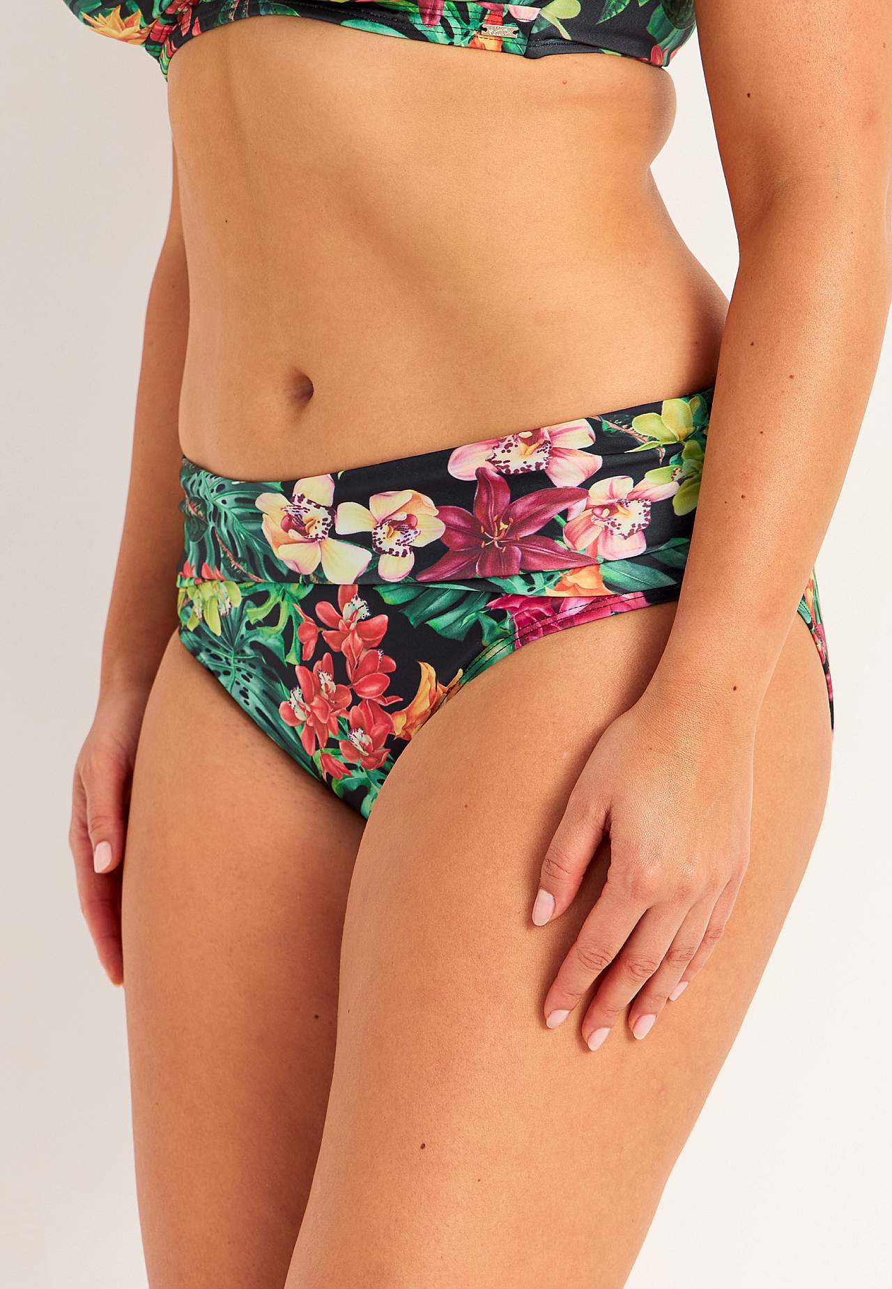 Bikini panty with foldable edge at the waist