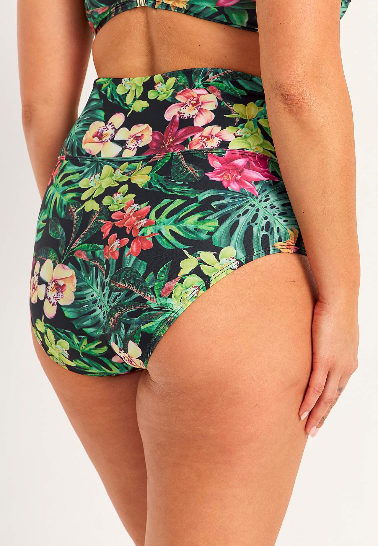 Bikini panty with foldable edge at the waist