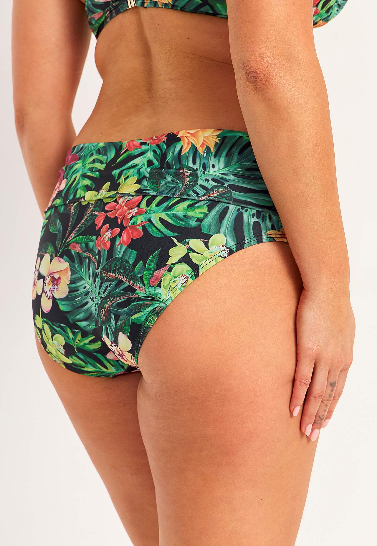 Bikini panty with foldable edge at the waist