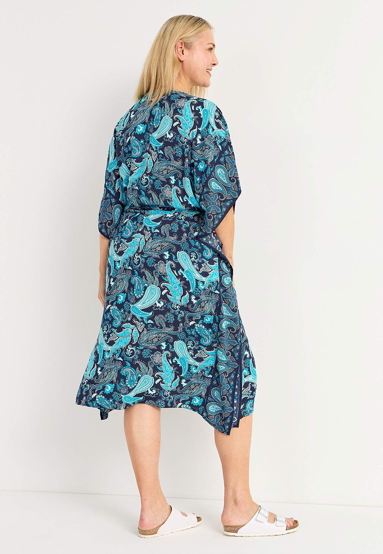 Beach caftan with belt tie and a paisley pattern