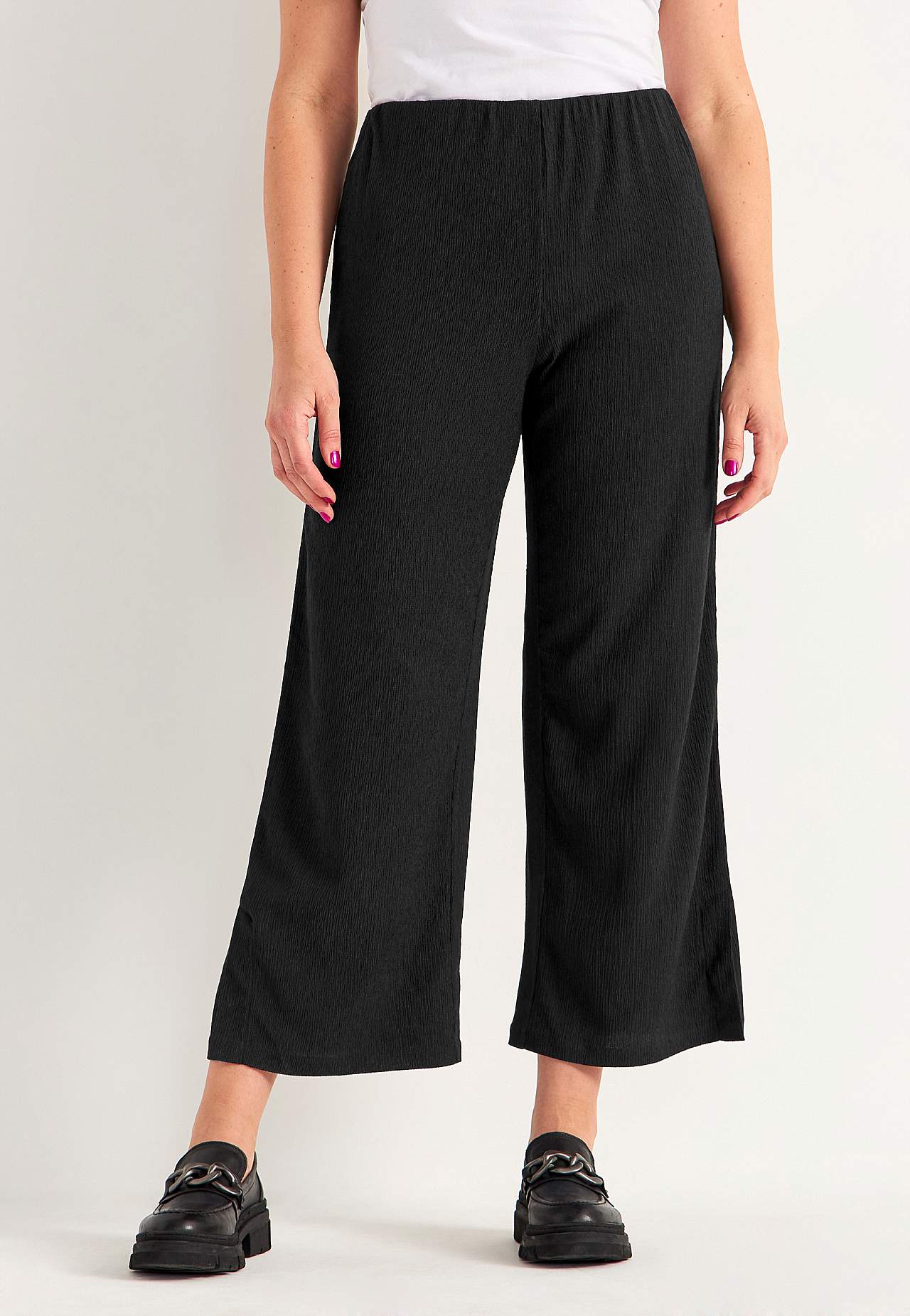 Jersey pants with structural pattern
