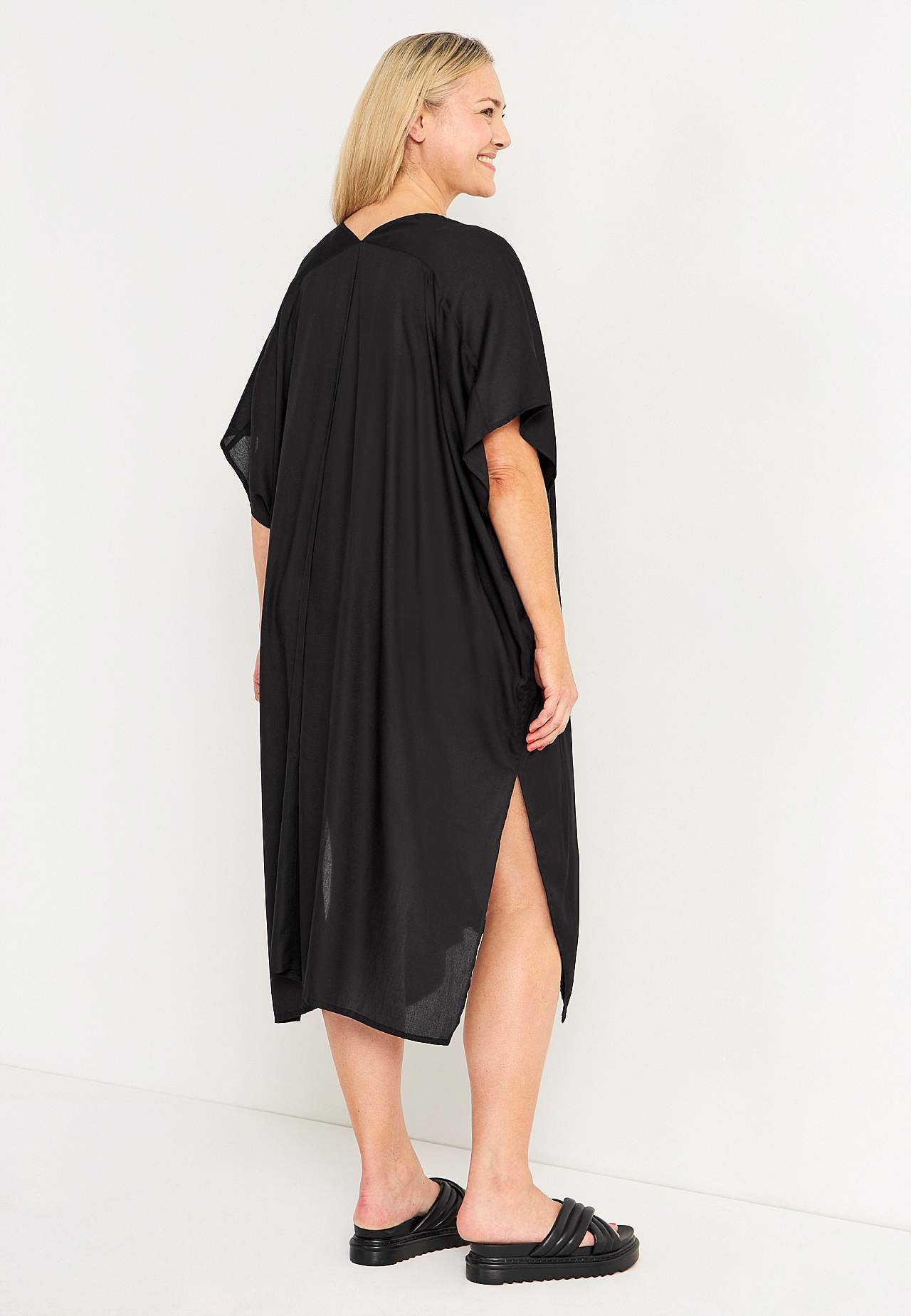 Beach caftan with buttons