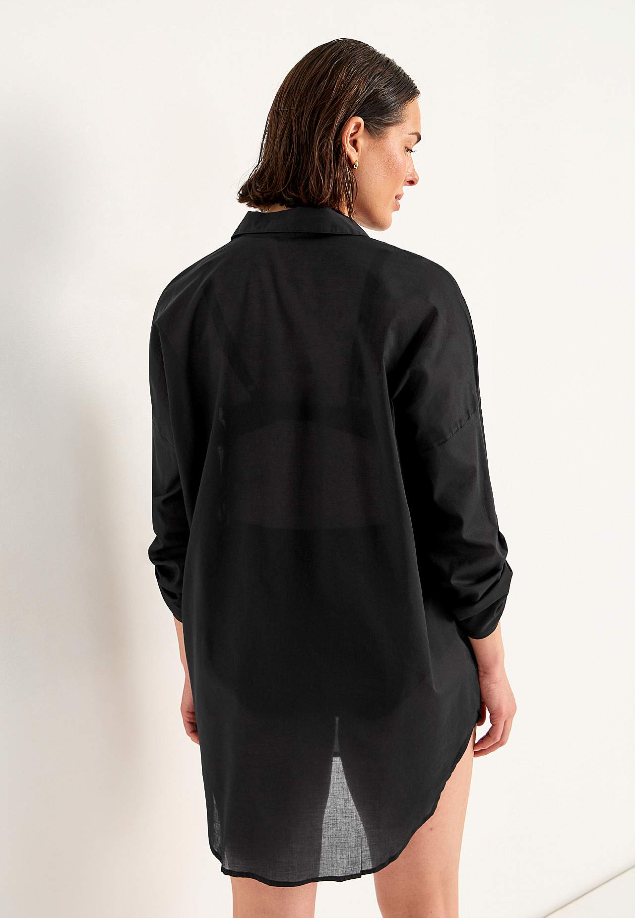 Beach shirt with foldable sleeves