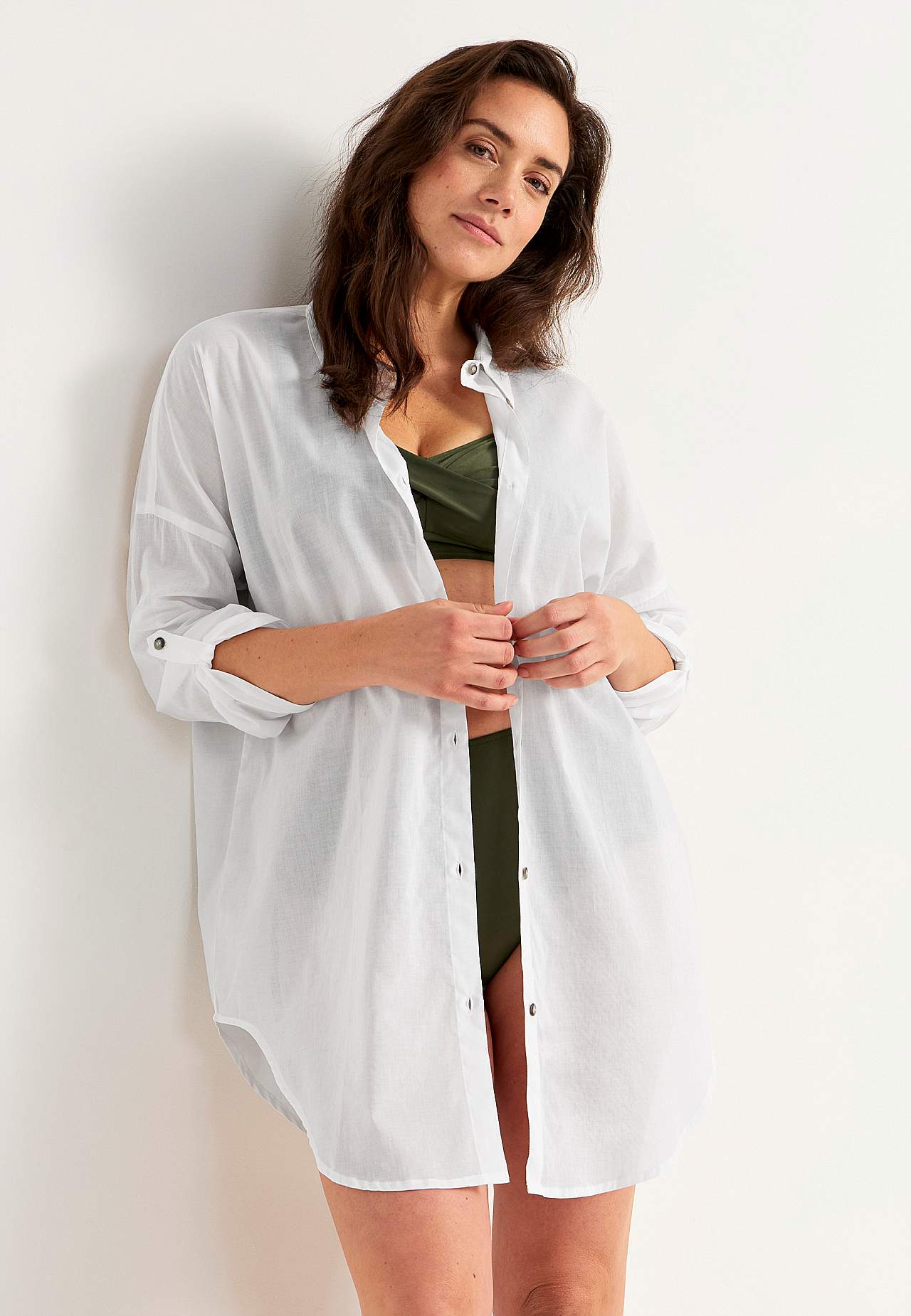 Beach shirt with foldable sleeves