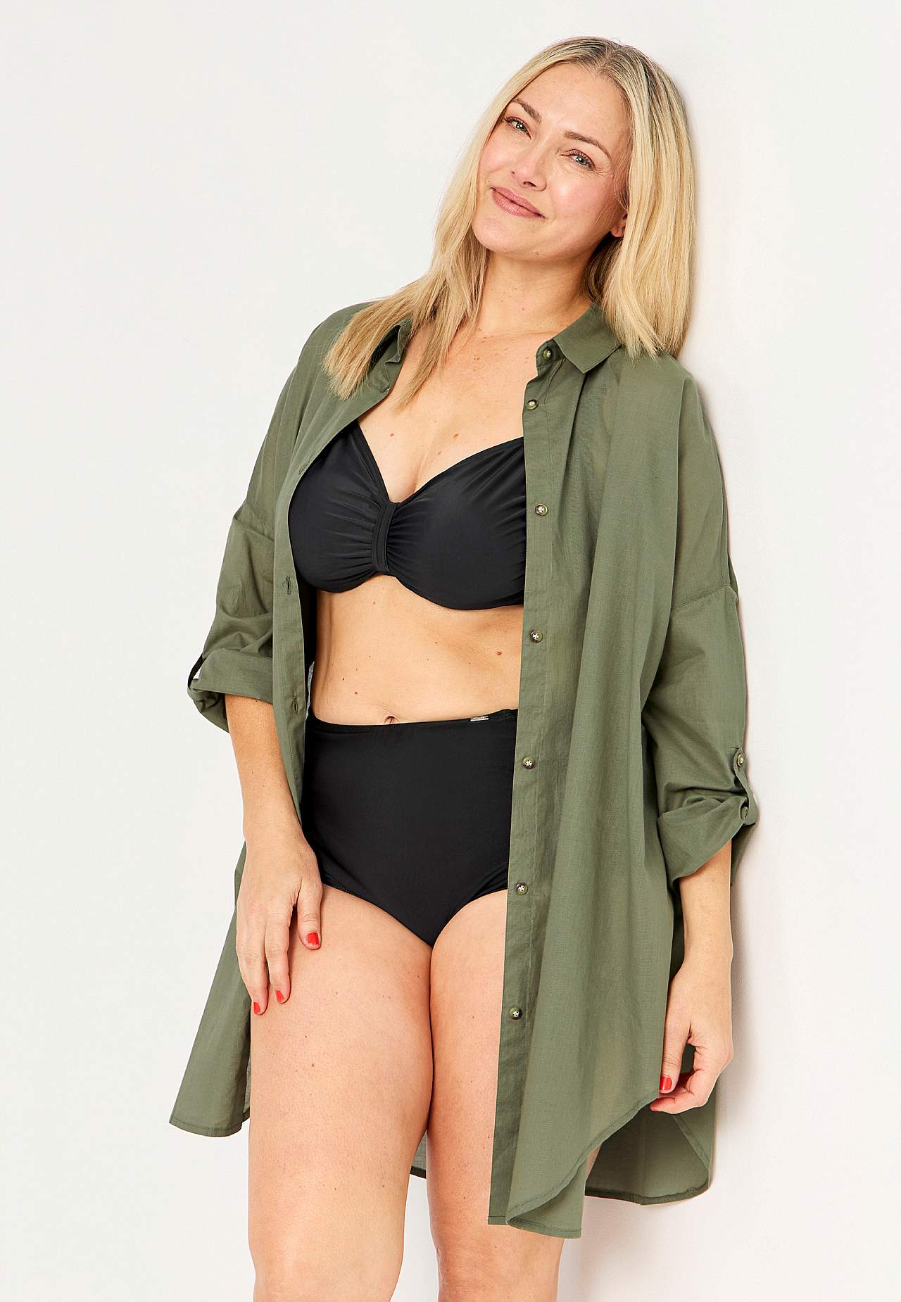 Beach shirt with foldable sleeves