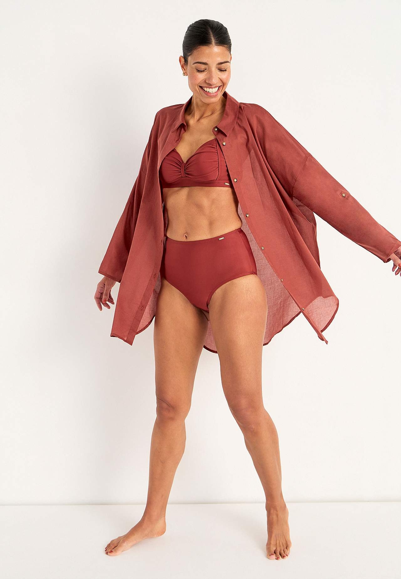 Beach shirt with foldable sleeves