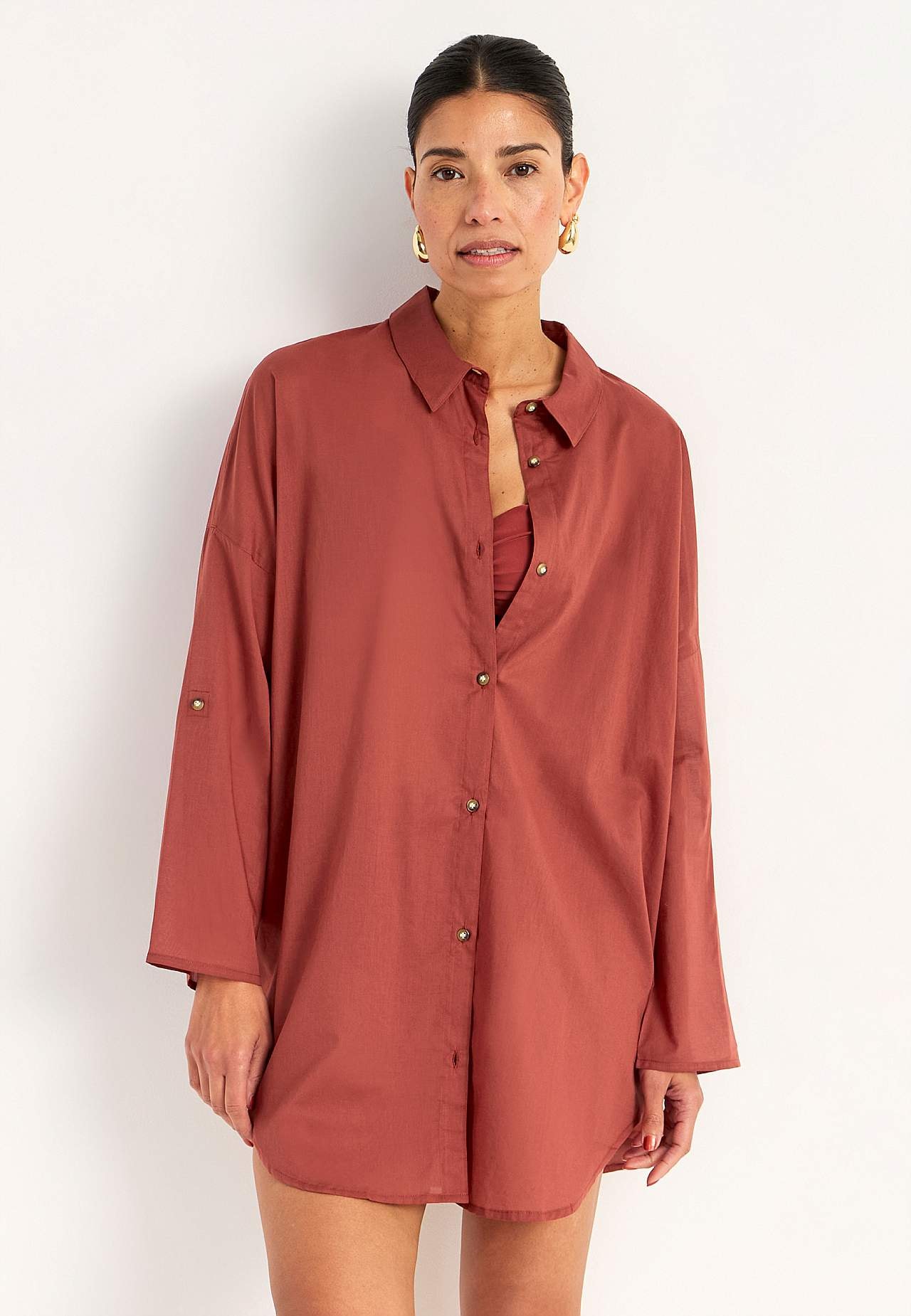 Beach shirt with foldable sleeves