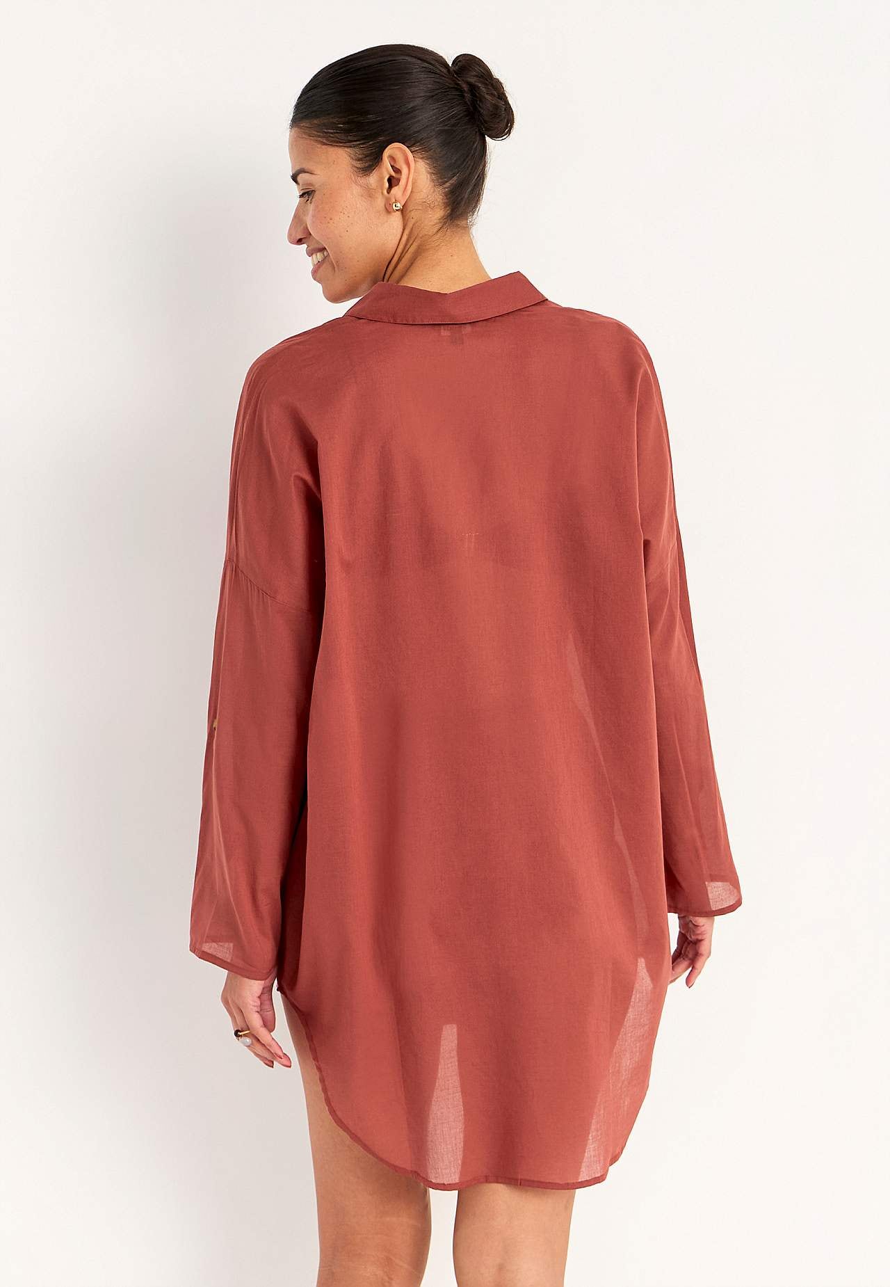 Beach shirt with foldable sleeves