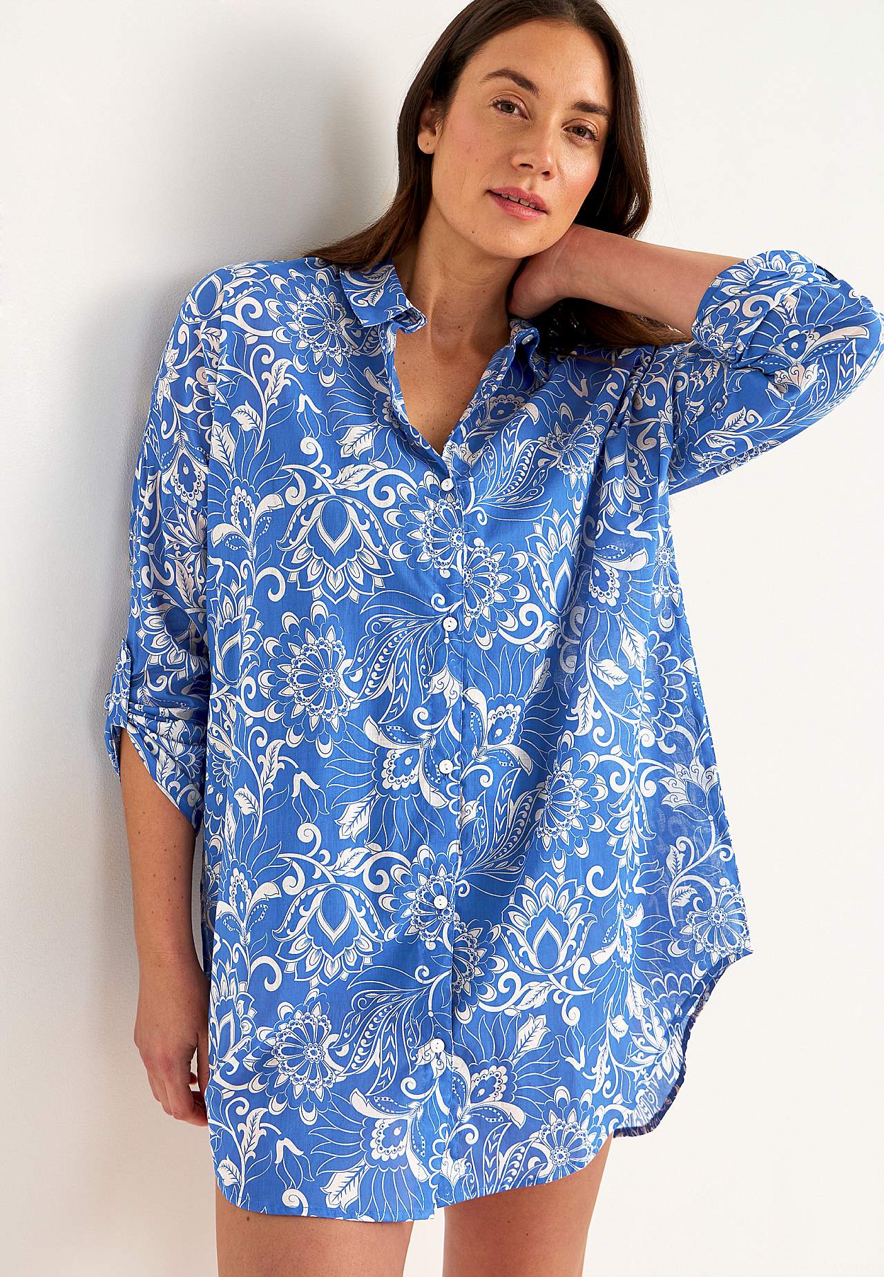 Beach shirt with foldable sleeves