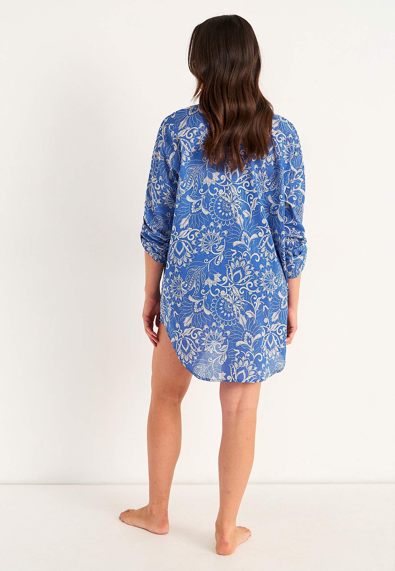 Beach shirt with foldable sleeves