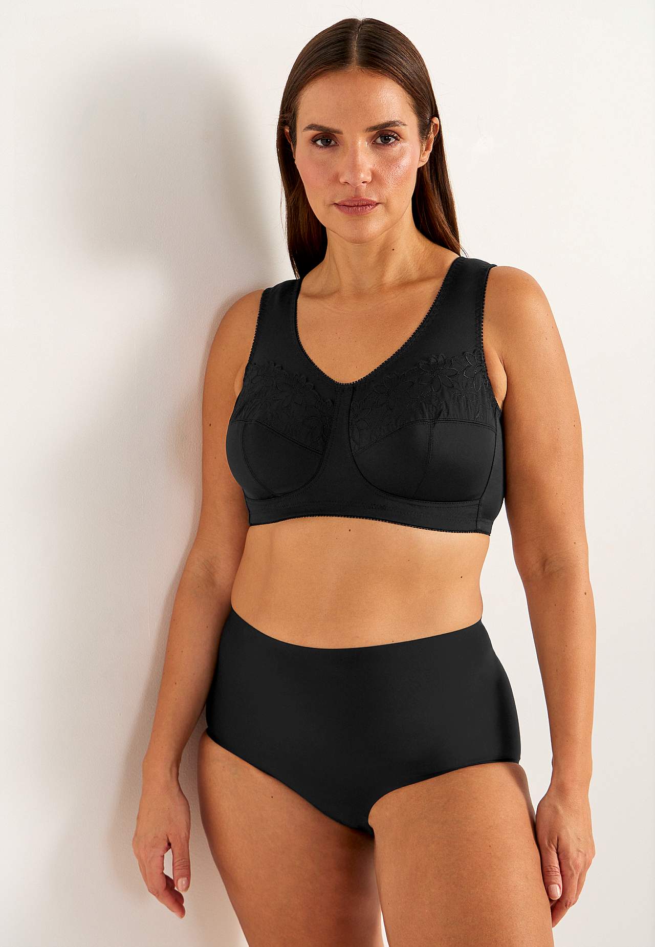 Soft bra with embroidery
