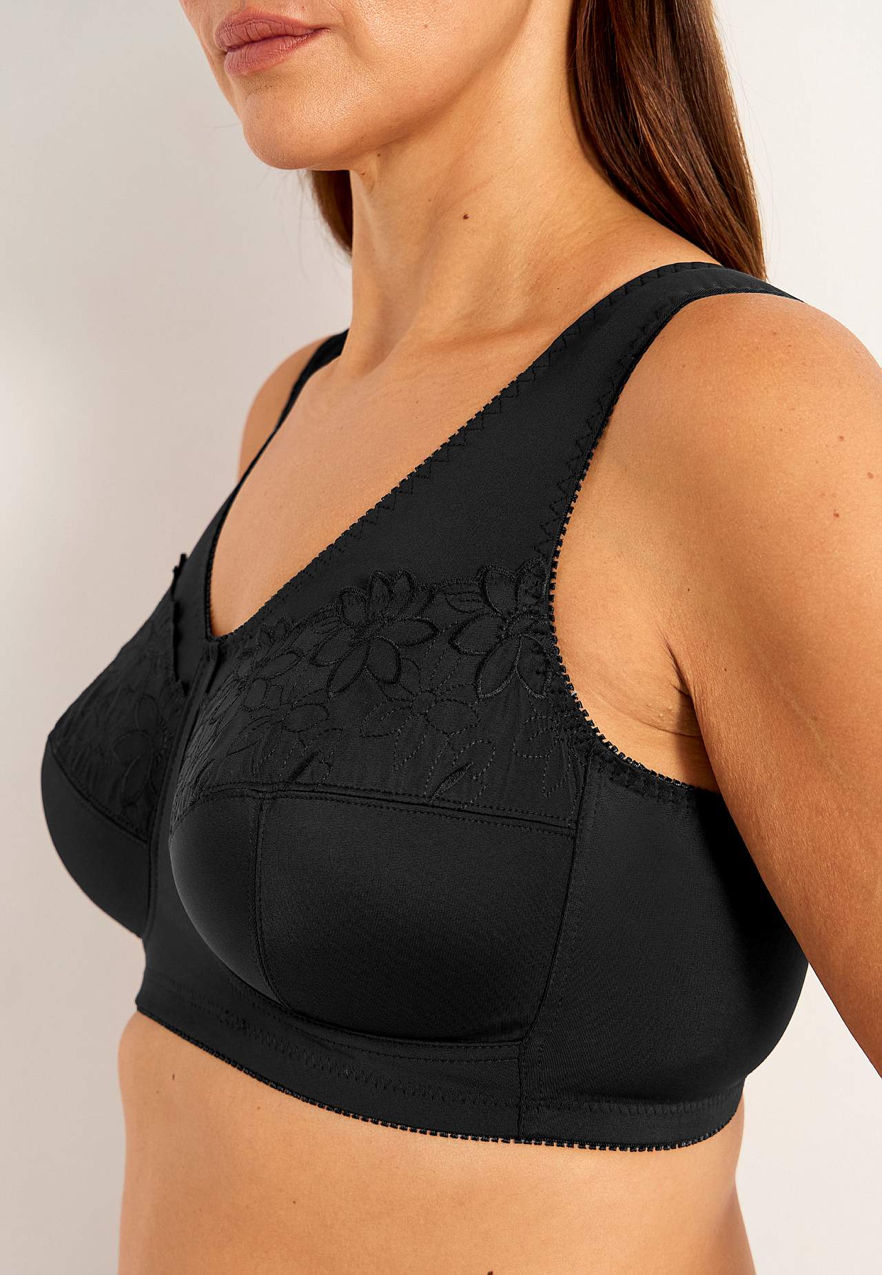 Soft bra with embroidery