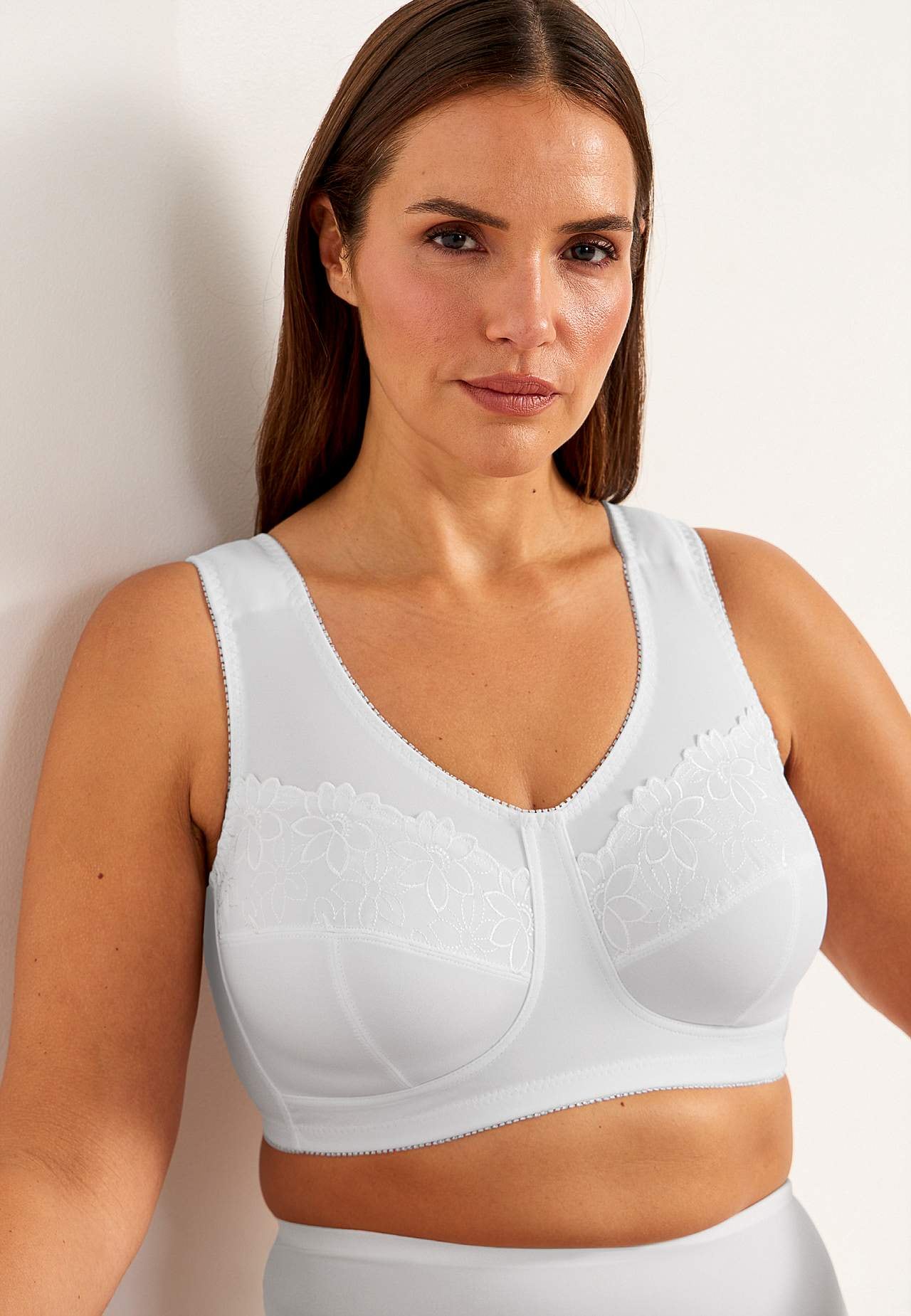 Soft bra with embroidery