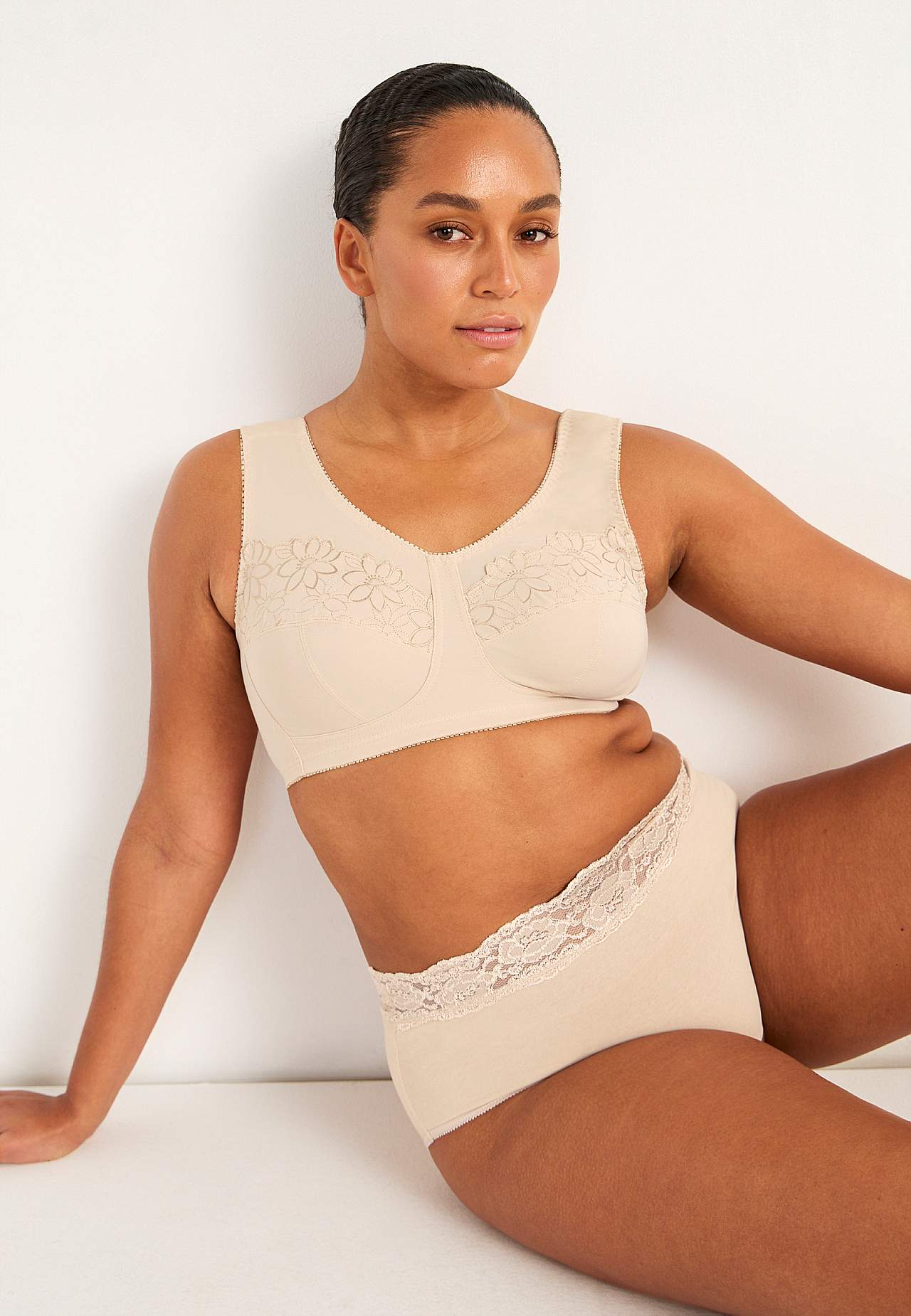 Soft bra with embroidery