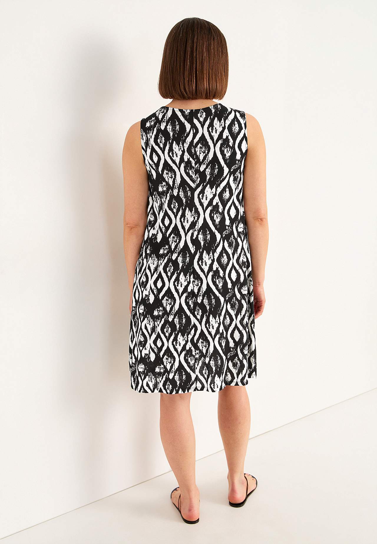 V-neck, sleeveless jersey dress