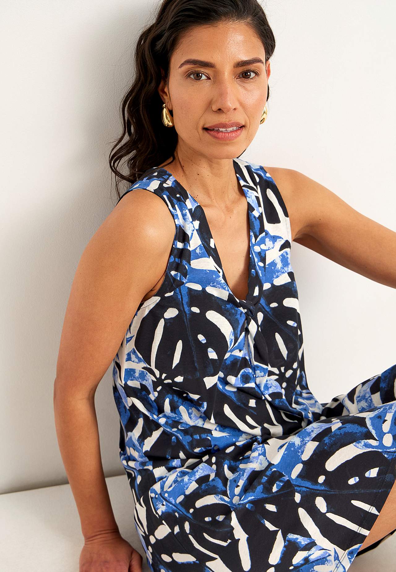V-neck, sleeveless jersey dress