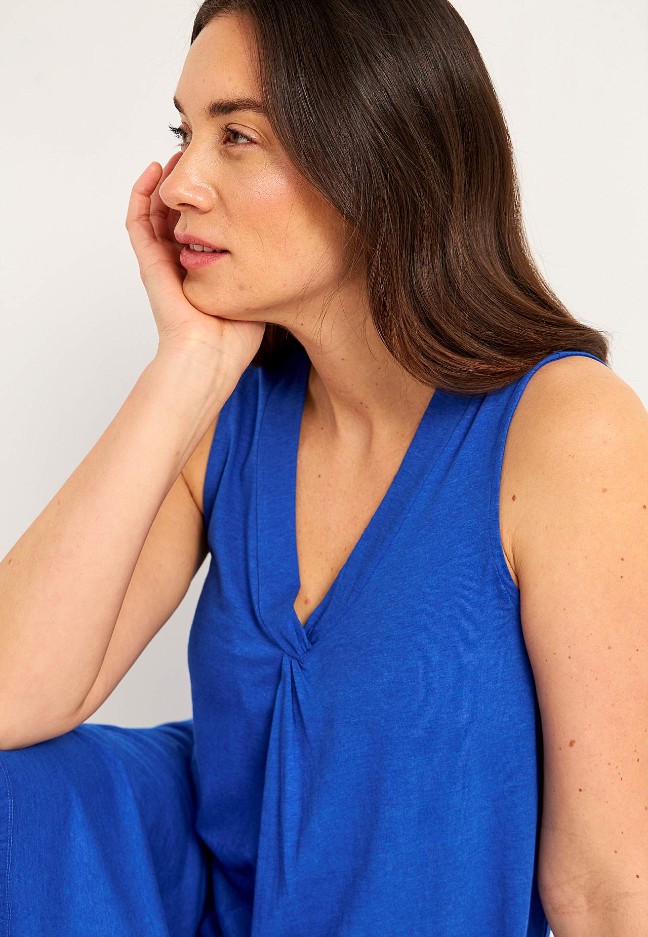 V-neck, sleeveless jersey dress